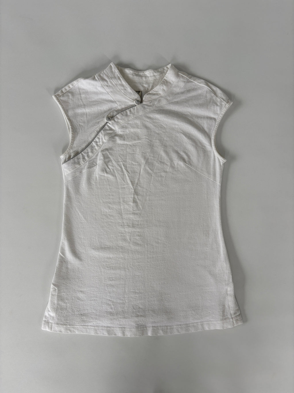 62 / White Cap Sleeve Top w/ Grey Knotted Buttons