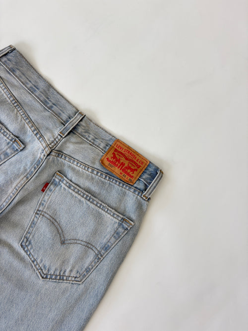 126 /  Light Wash Levi's 550 Jeans