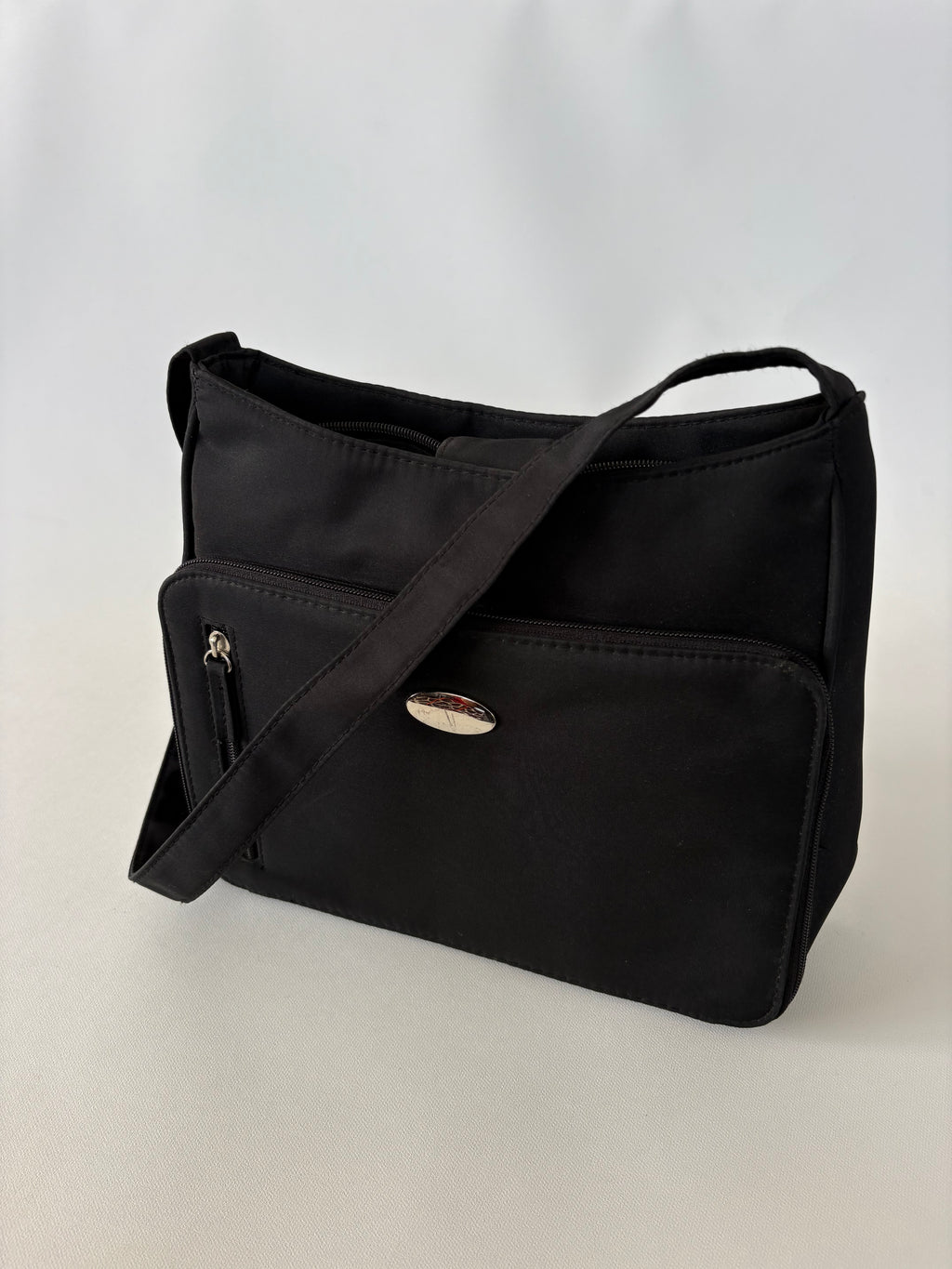 225 / Black Multi-Pocket Shoulder Bag