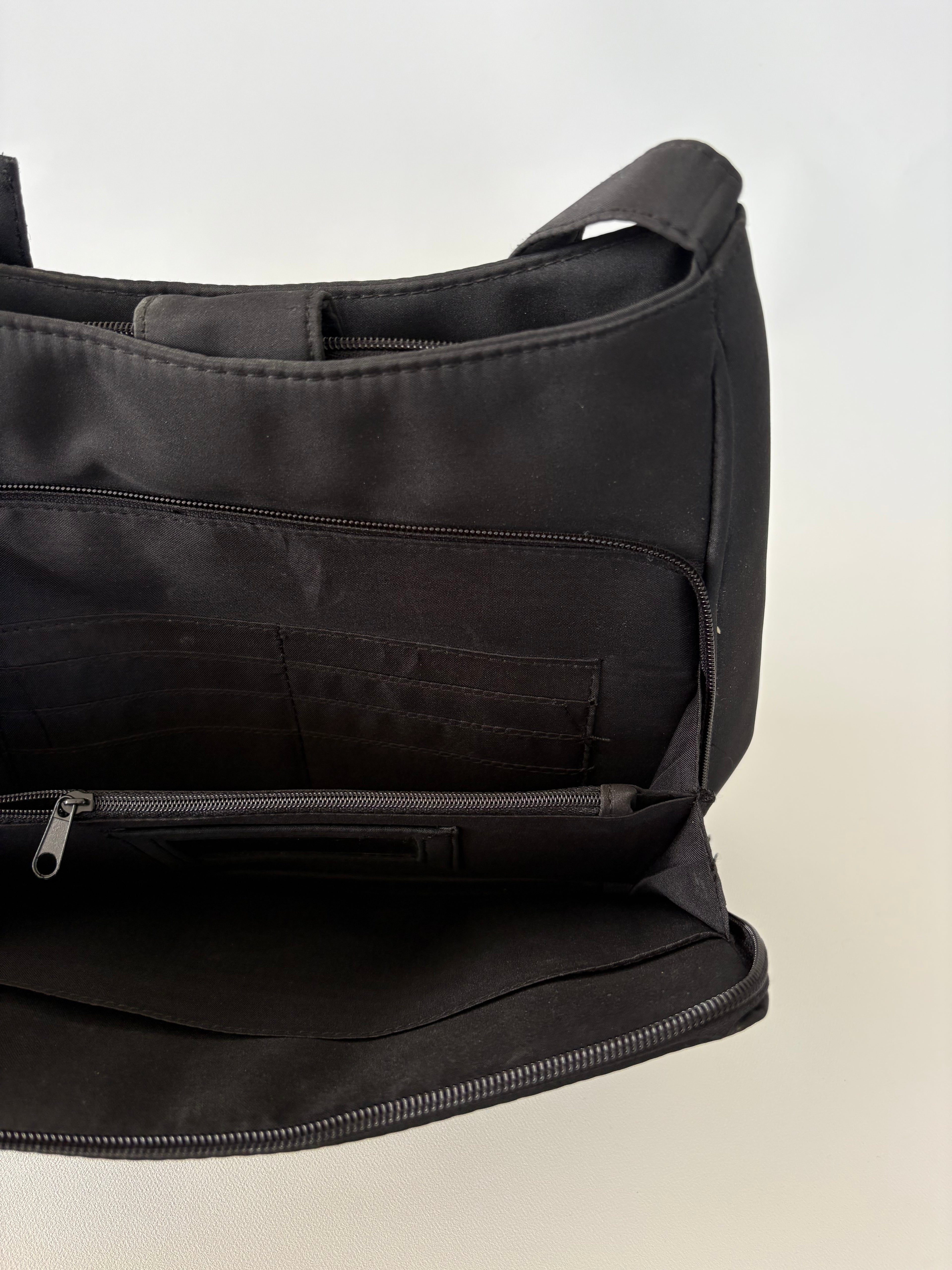 225 / Black Multi-Pocket Shoulder Bag