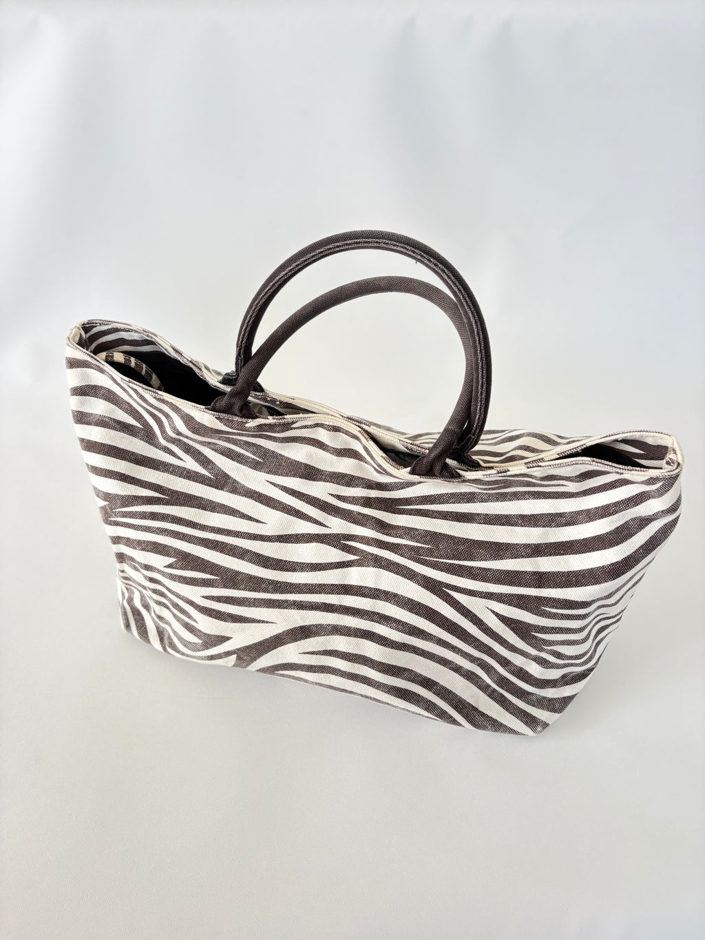 🔒 252 / Club Monaco Zebra Tote