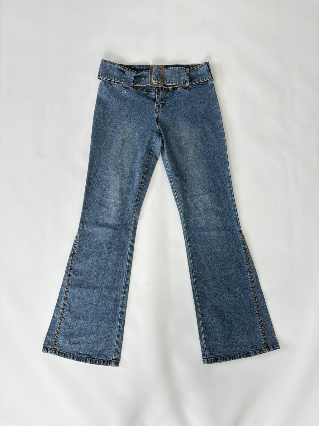 338 / Medium Wash Flare Jeans w/ Belt Buckle