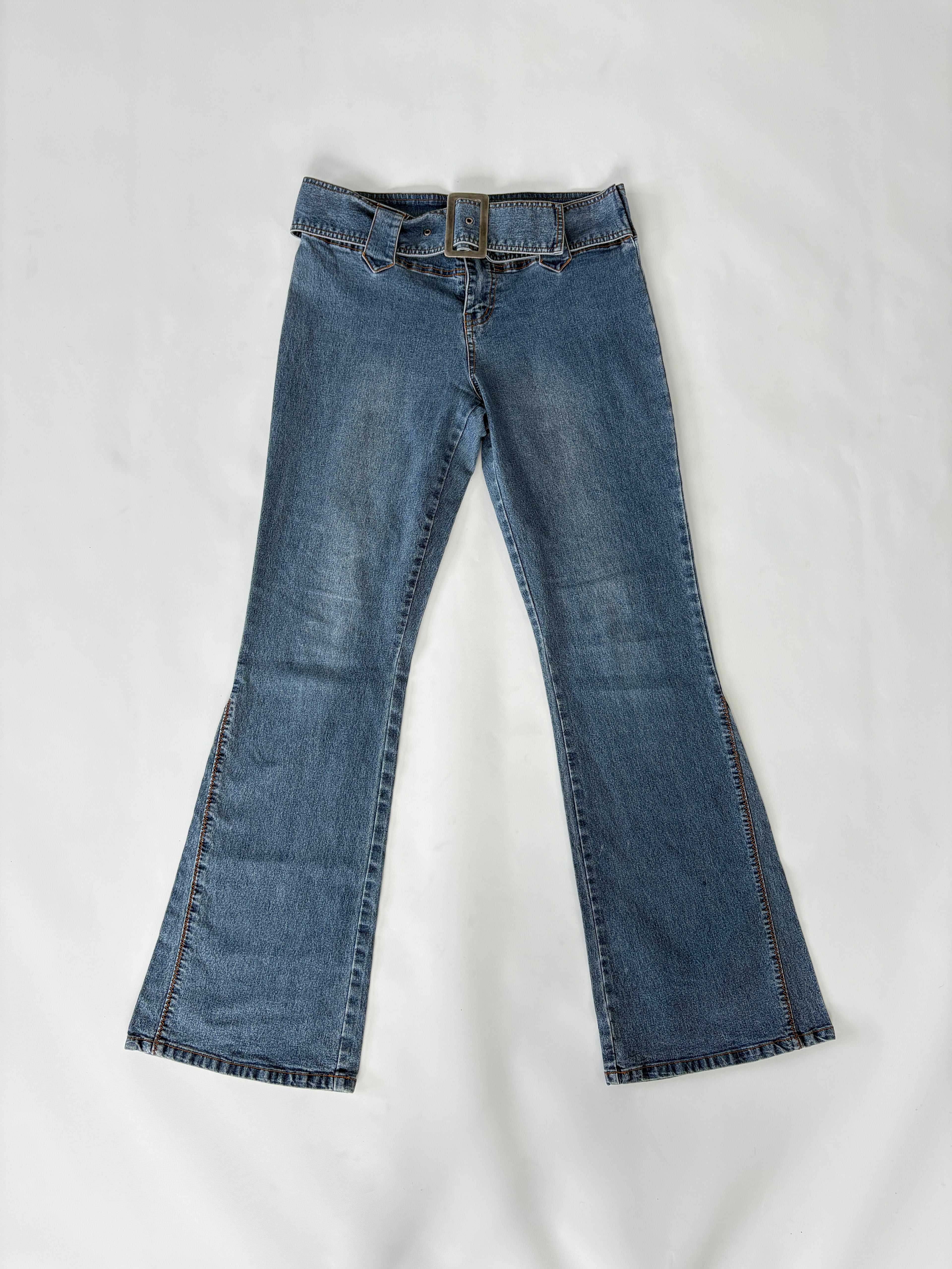 338 / Medium Wash Flare Jeans w/ Belt Buckle