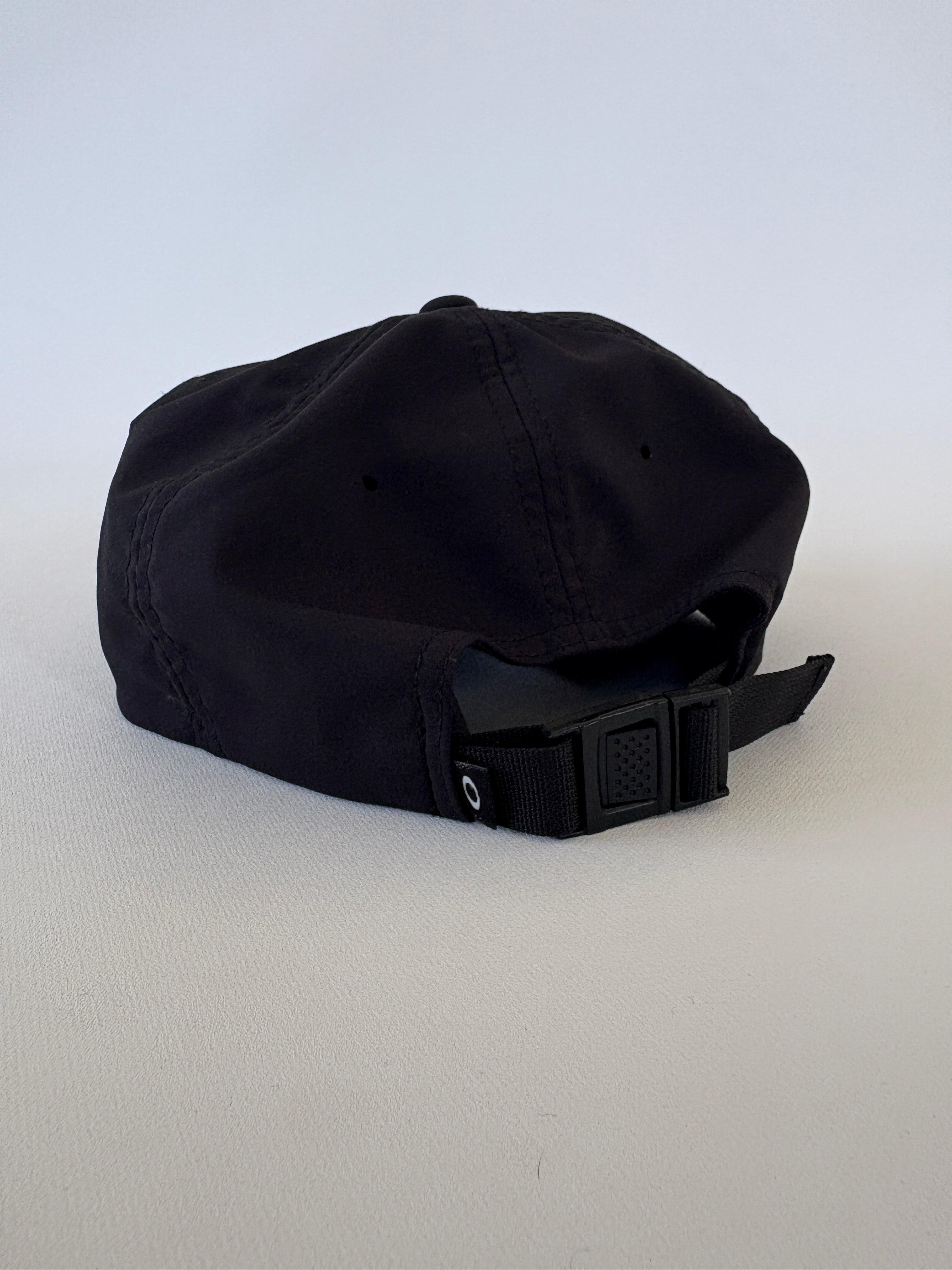 466 / Black Oakley Hat