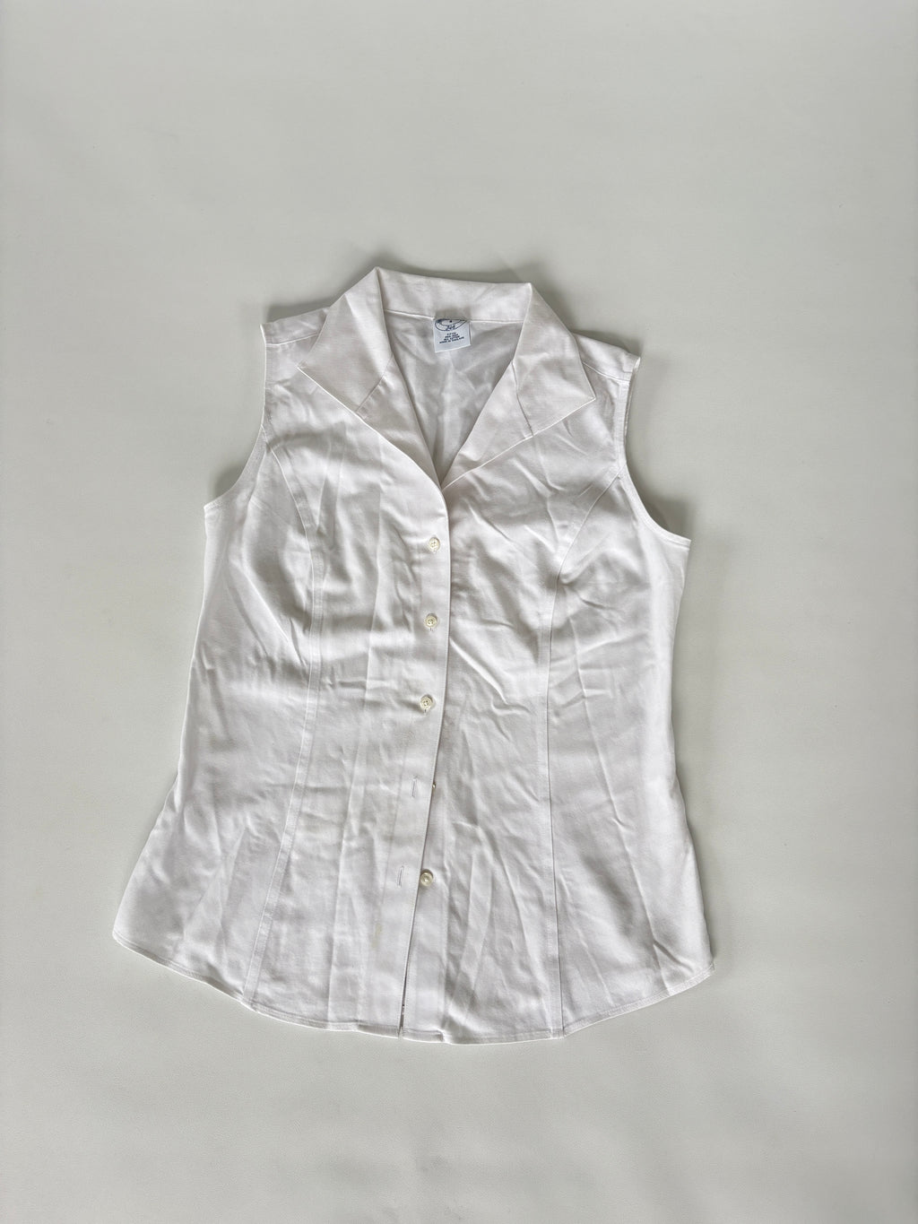 536 / White Sleeveless Button Up Shirt