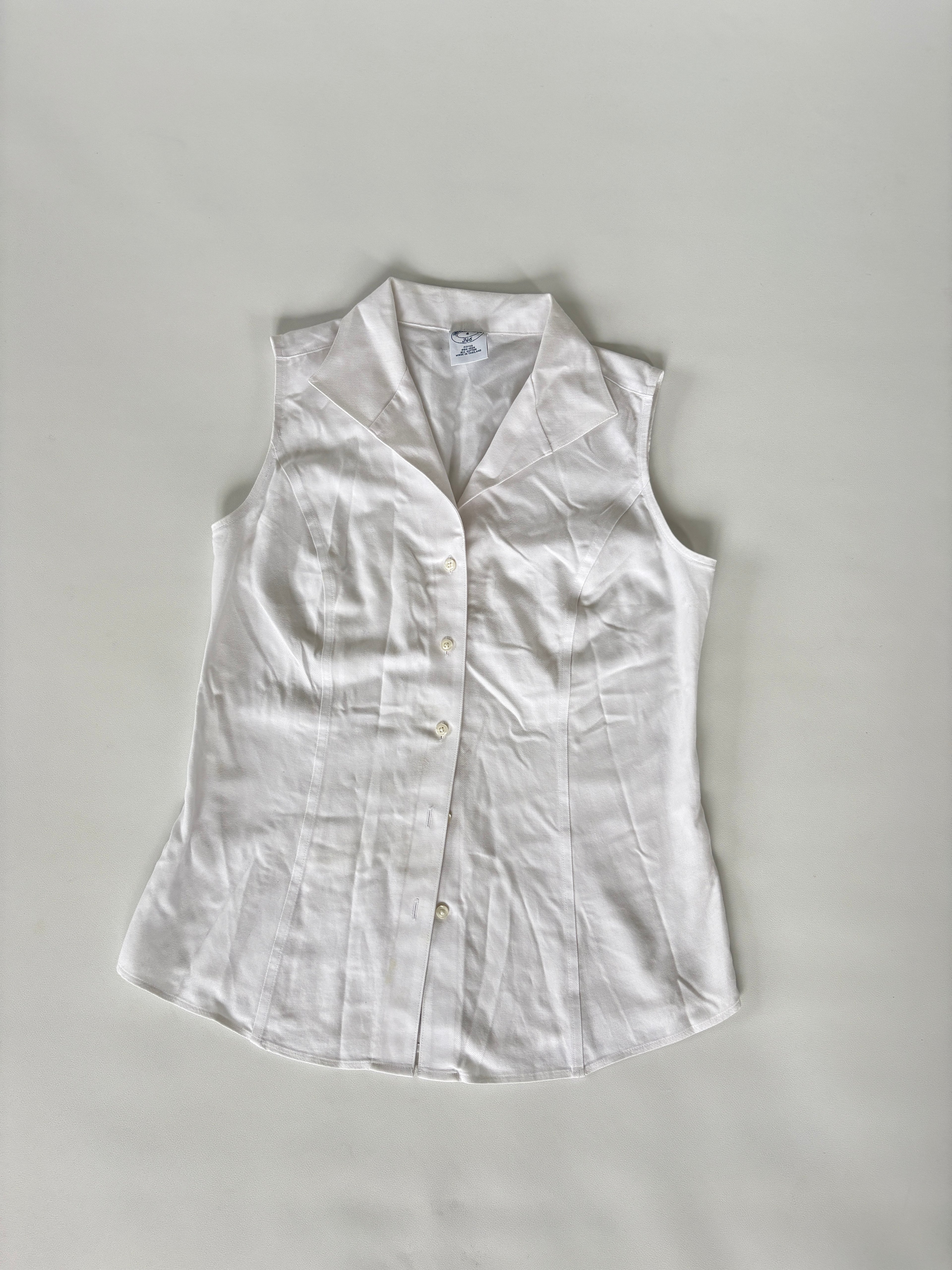 536 / White Sleeveless Button Up Shirt