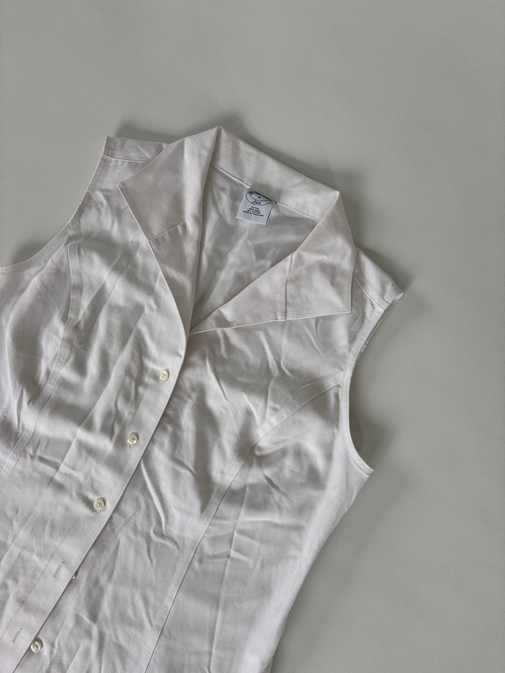 536 / White Sleeveless Button Up Shirt