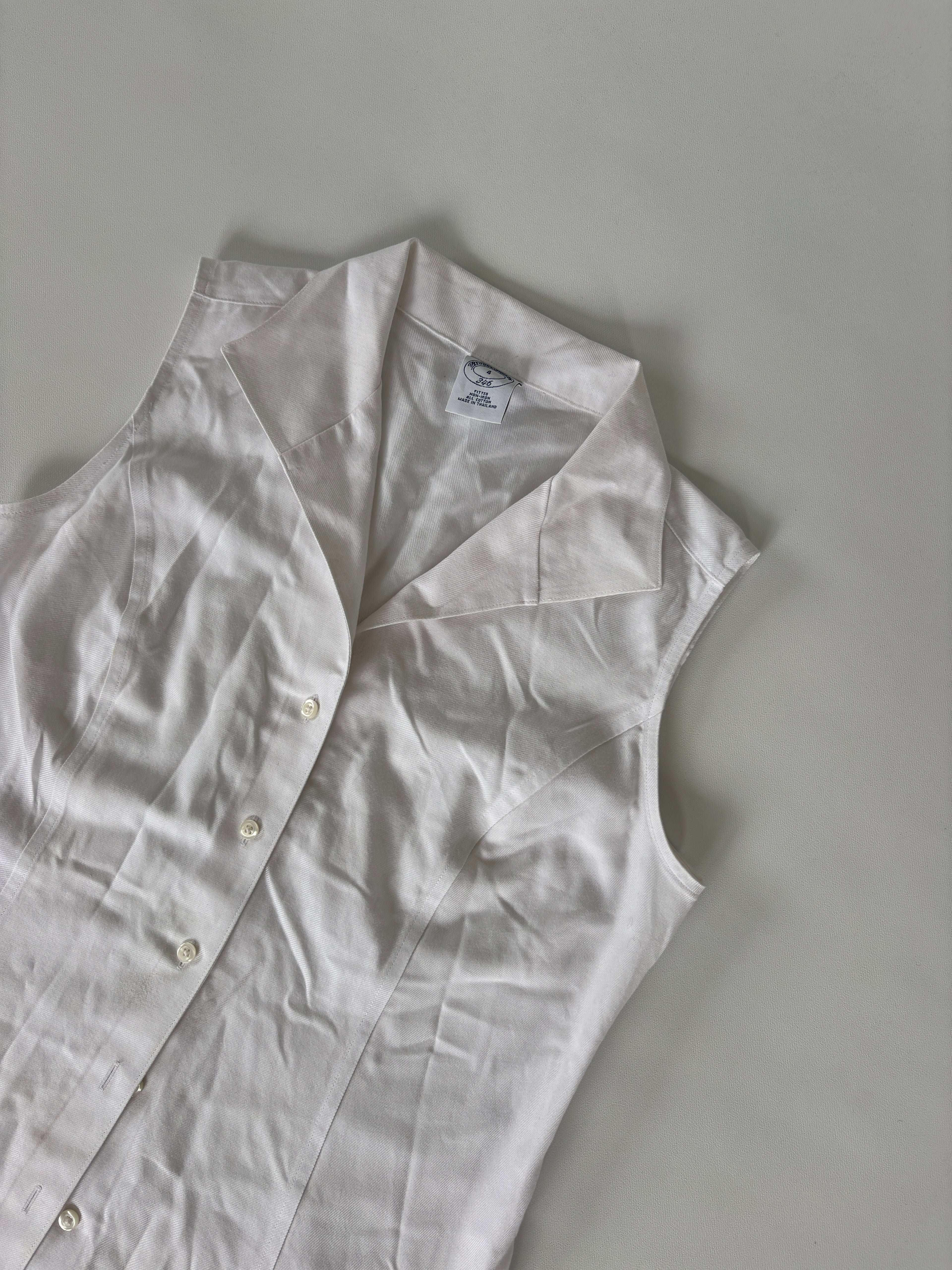 536 / White Sleeveless Button Up Shirt