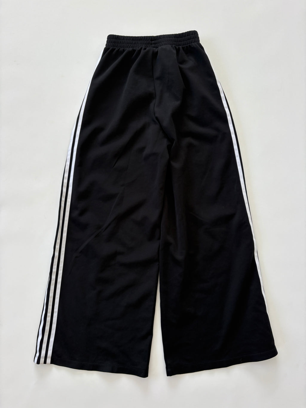 🔒 556 / Adidas Wide Leg Trackpants