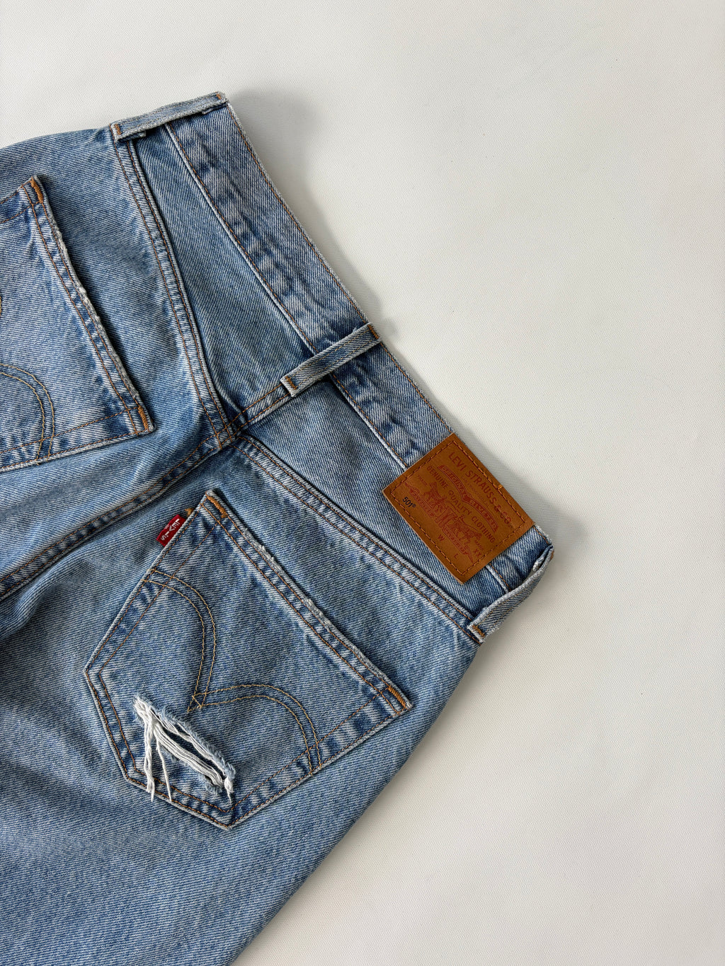 861 / Medium Wash Ripped Levi's 501 Jeans
