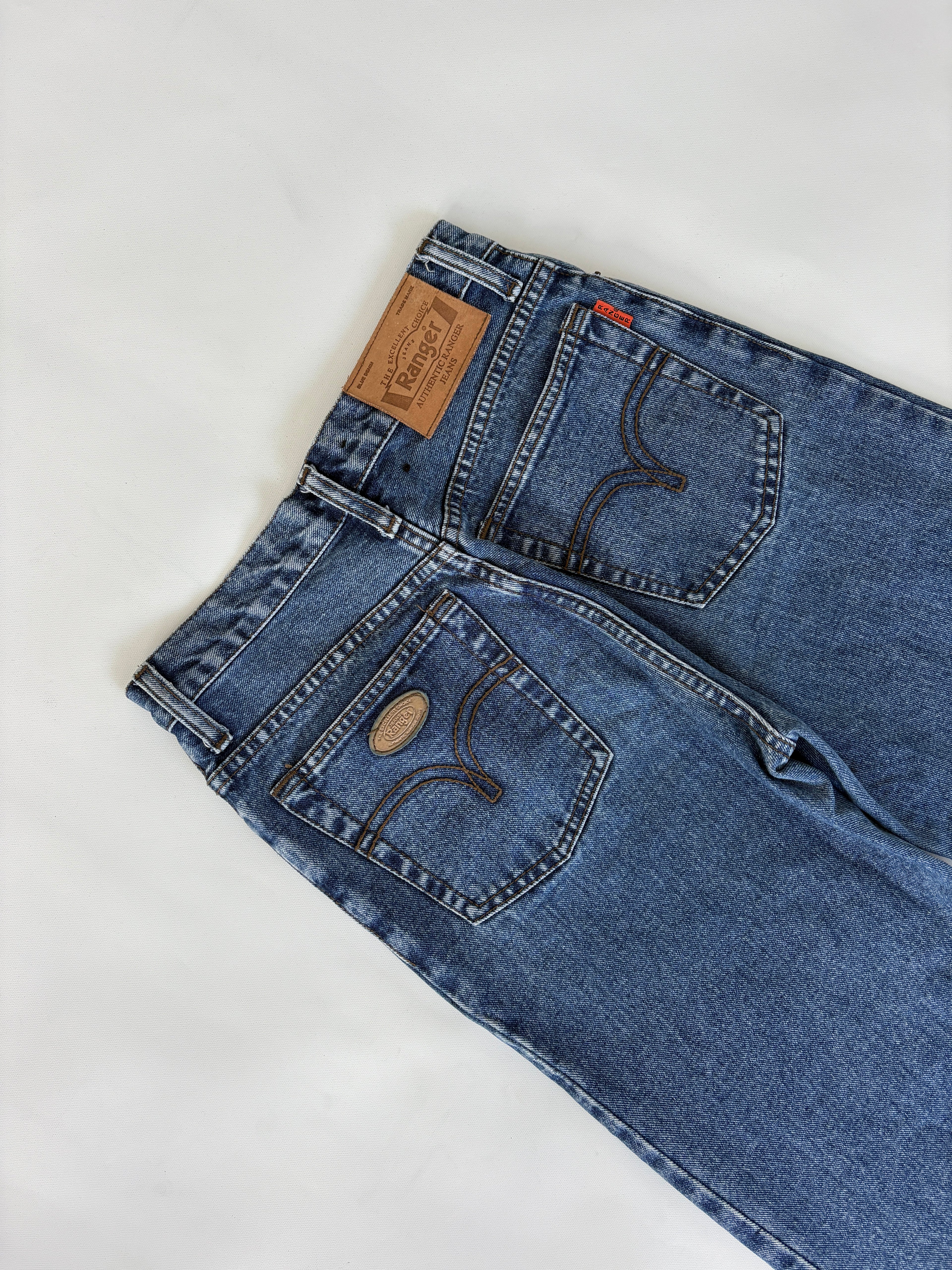862 / Medium Wash Rangers Jeans w/ Knee Rips