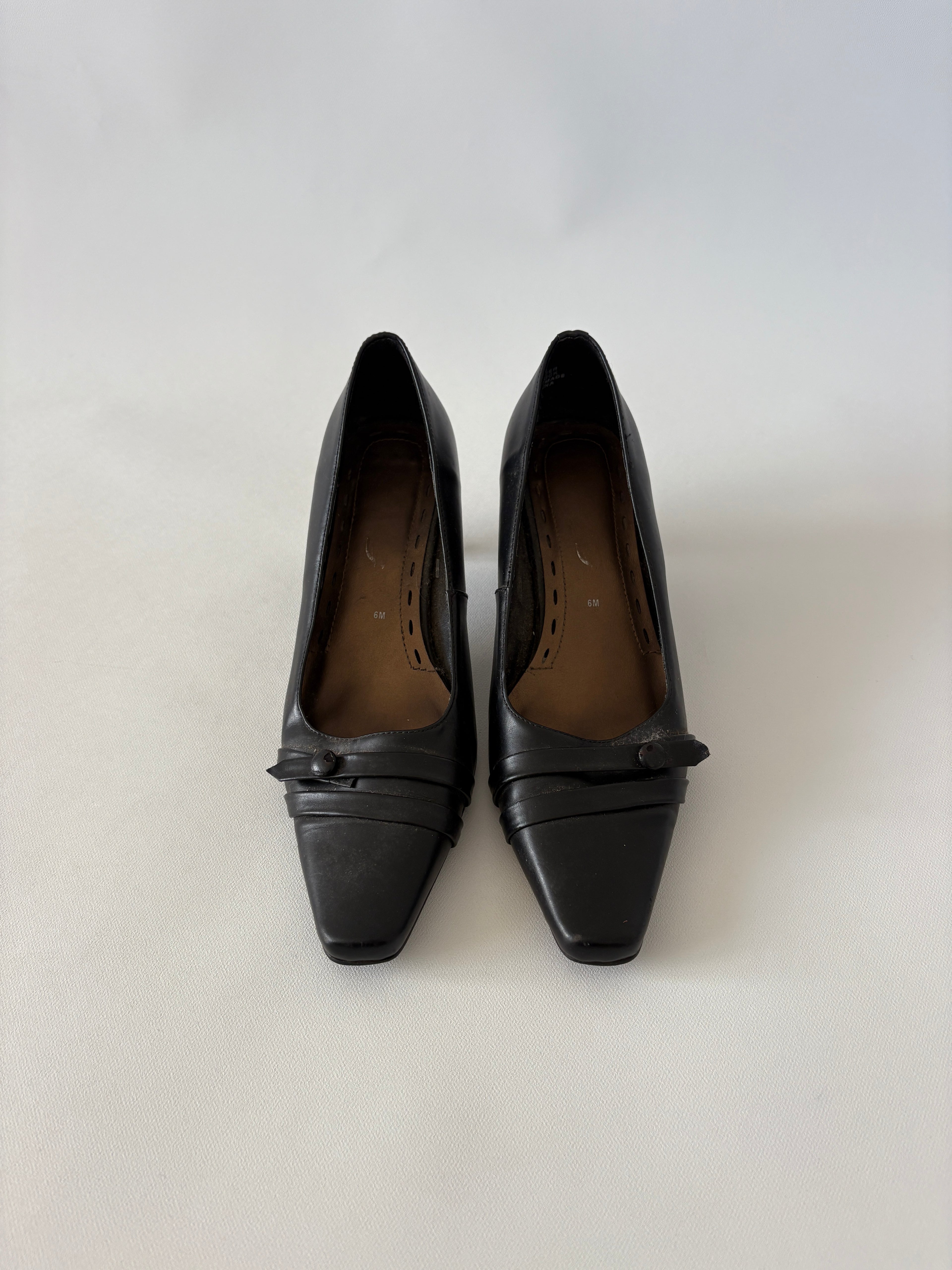 1041 / Vintage Black Heels w/ Button Detail