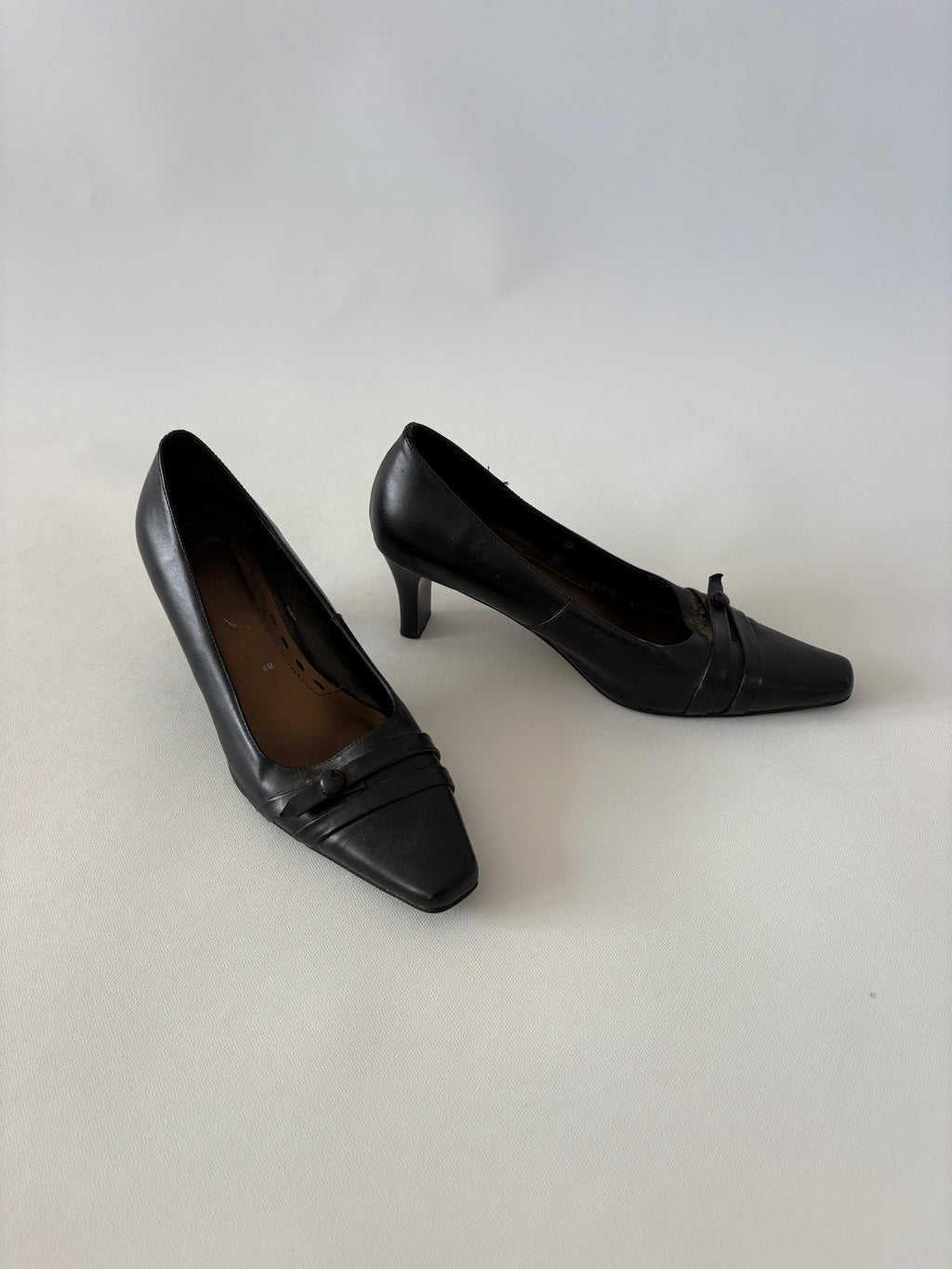 1041 / Vintage Black Heels w/ Button Detail
