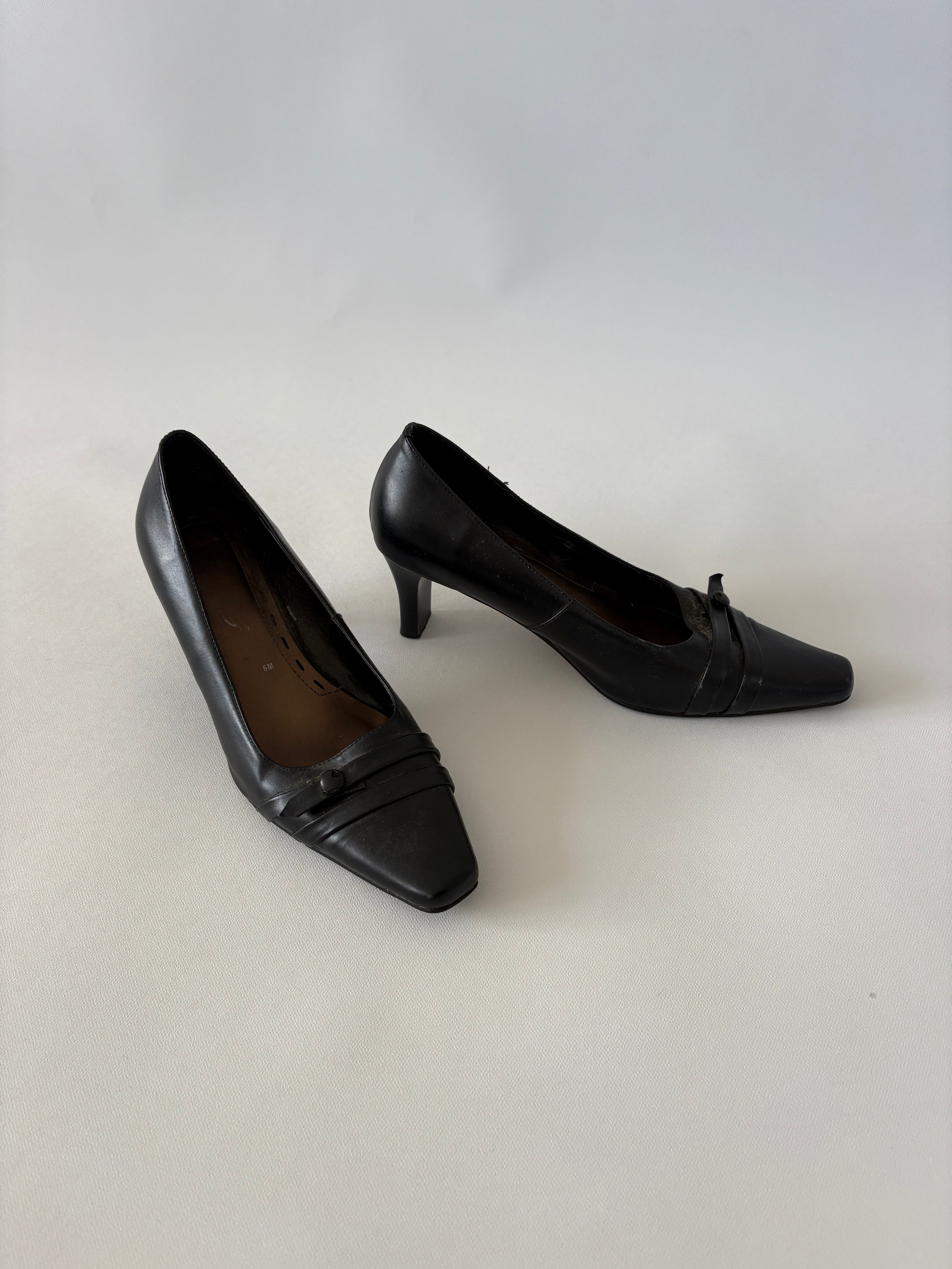 1041 / Vintage Black Heels w/ Button Detail