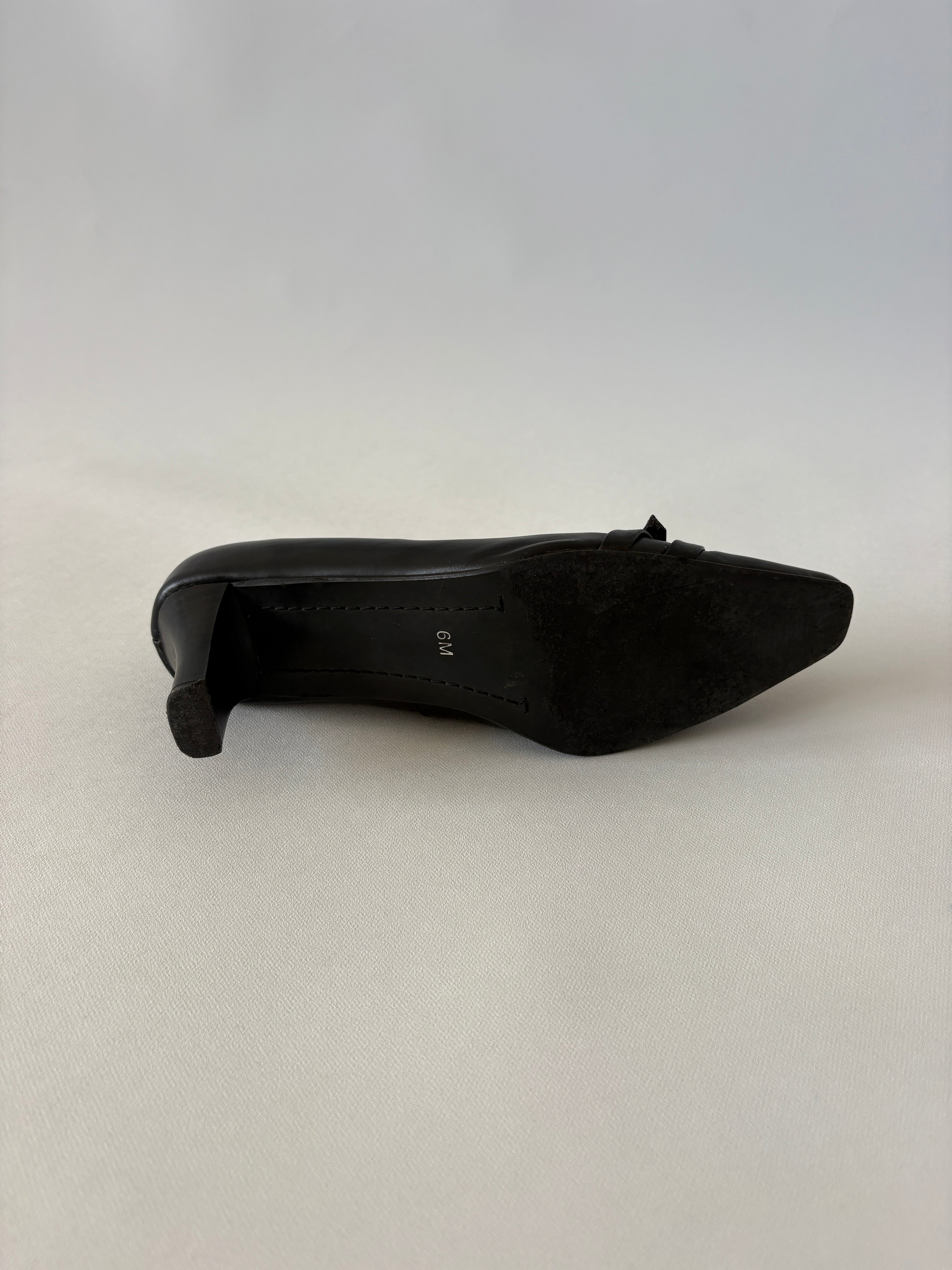 1041 / Vintage Black Heels w/ Button Detail
