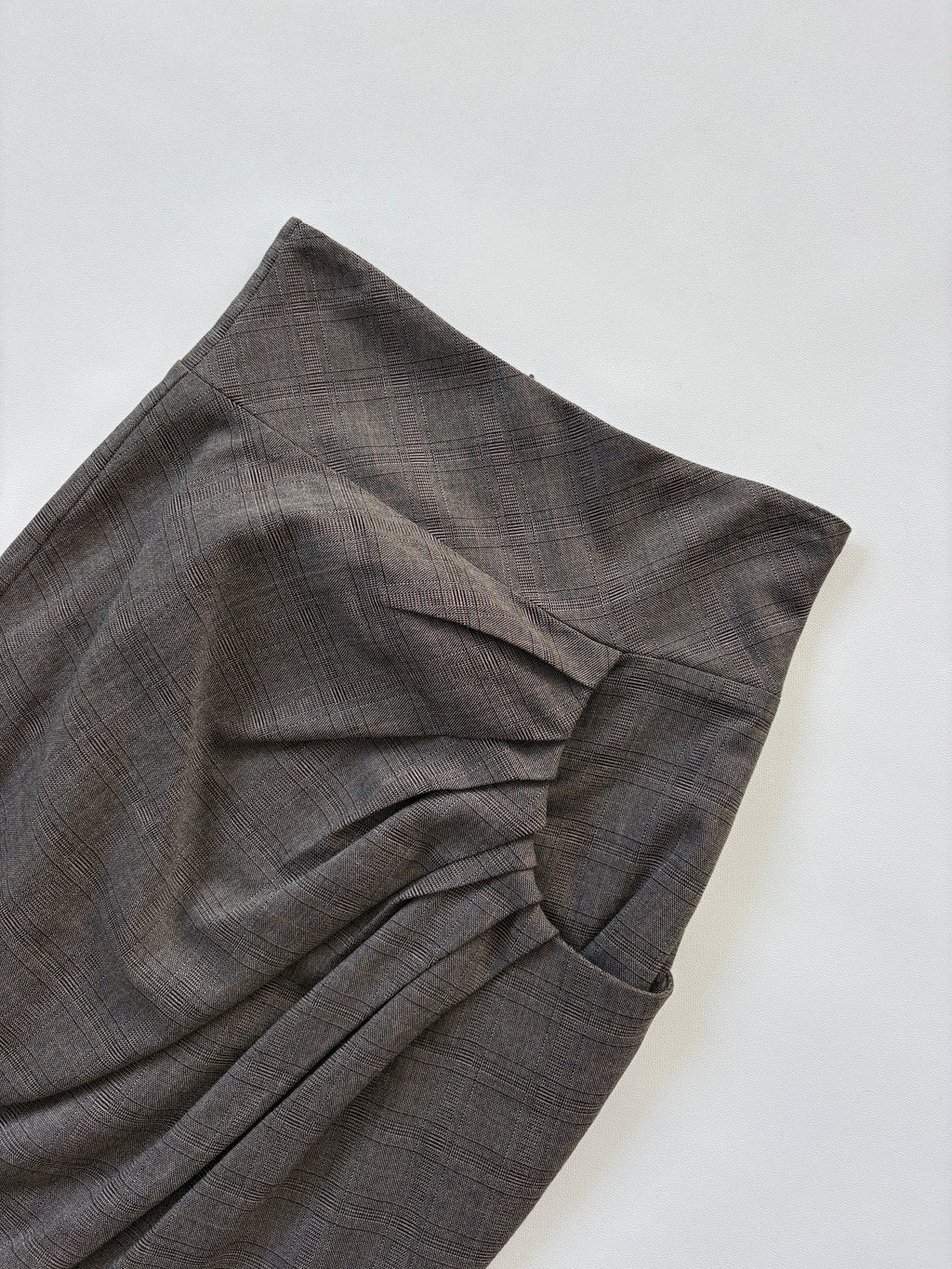 1044 / Asymmetrical Single Pocket Skirt