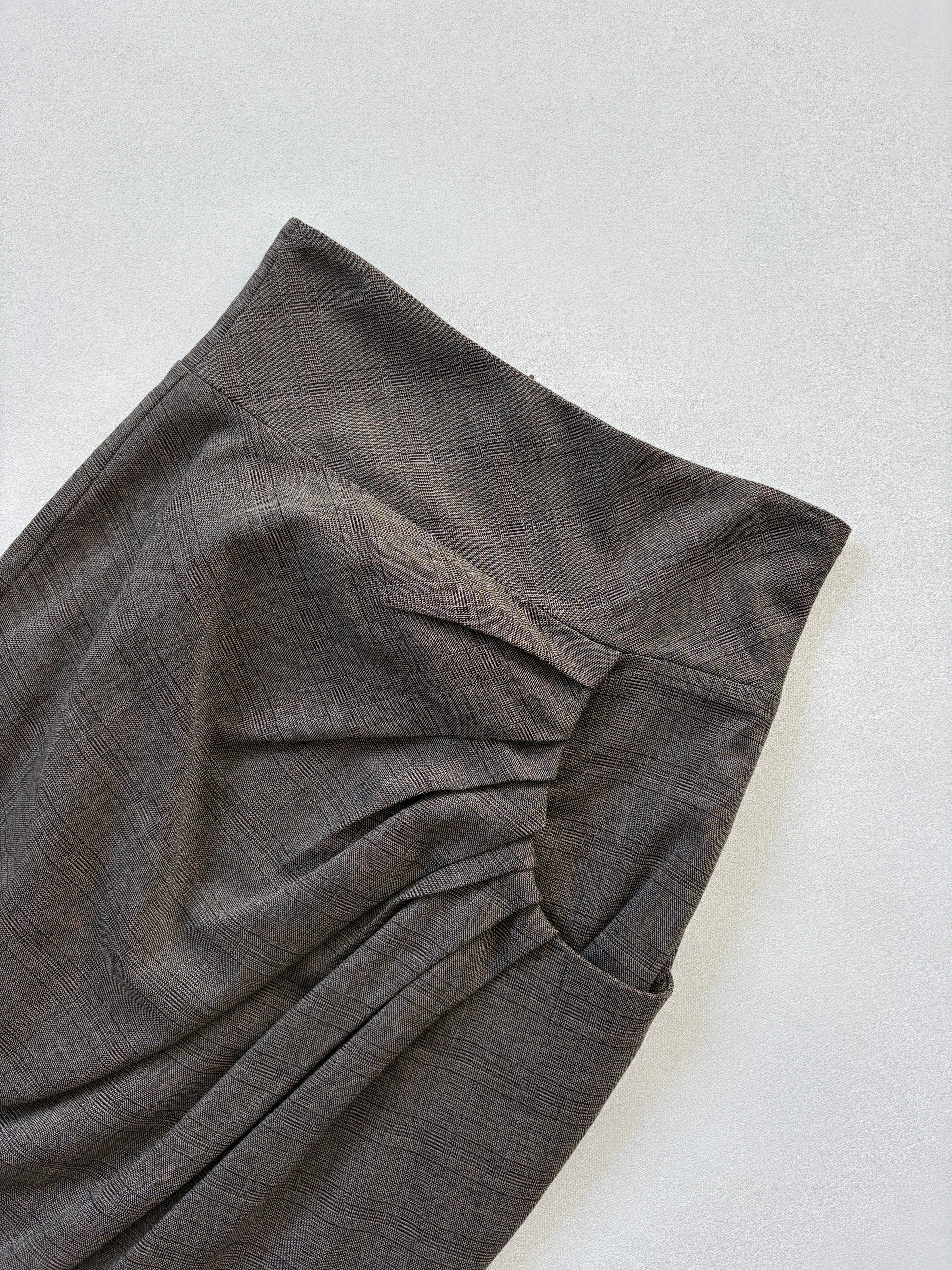 1044 / Asymmetrical Single Pocket Skirt