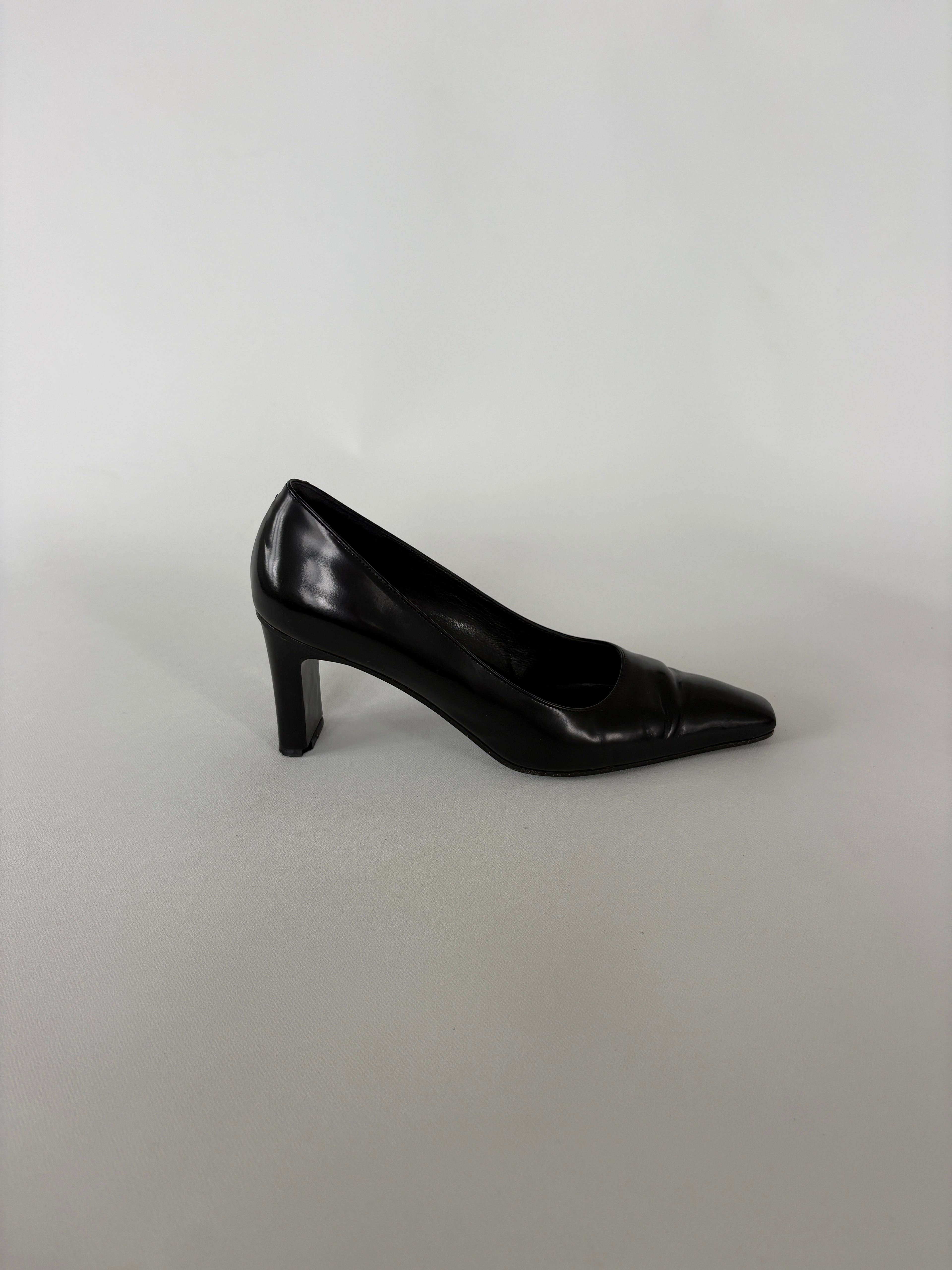 1175 / Vintage Black Square Toe Heels