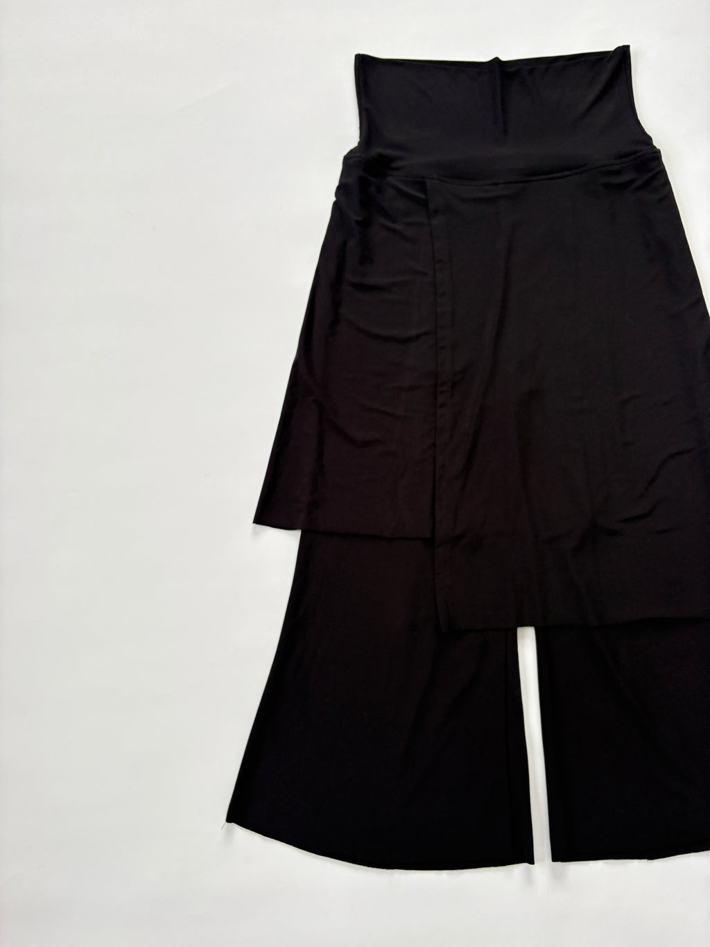 1205 / Black Skirt Over Capri Pants