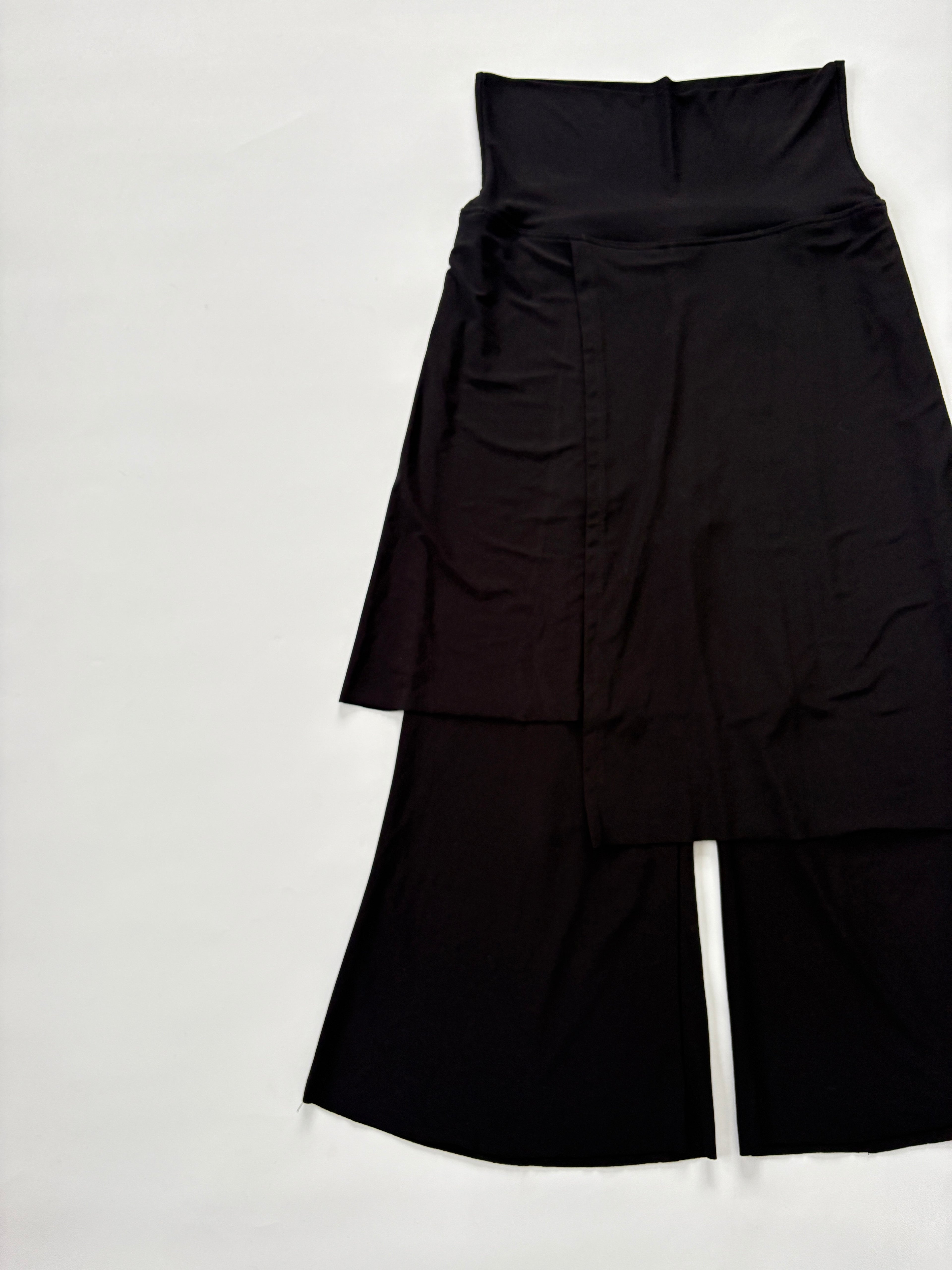 1205 / Black Skirt Over Capri Pants