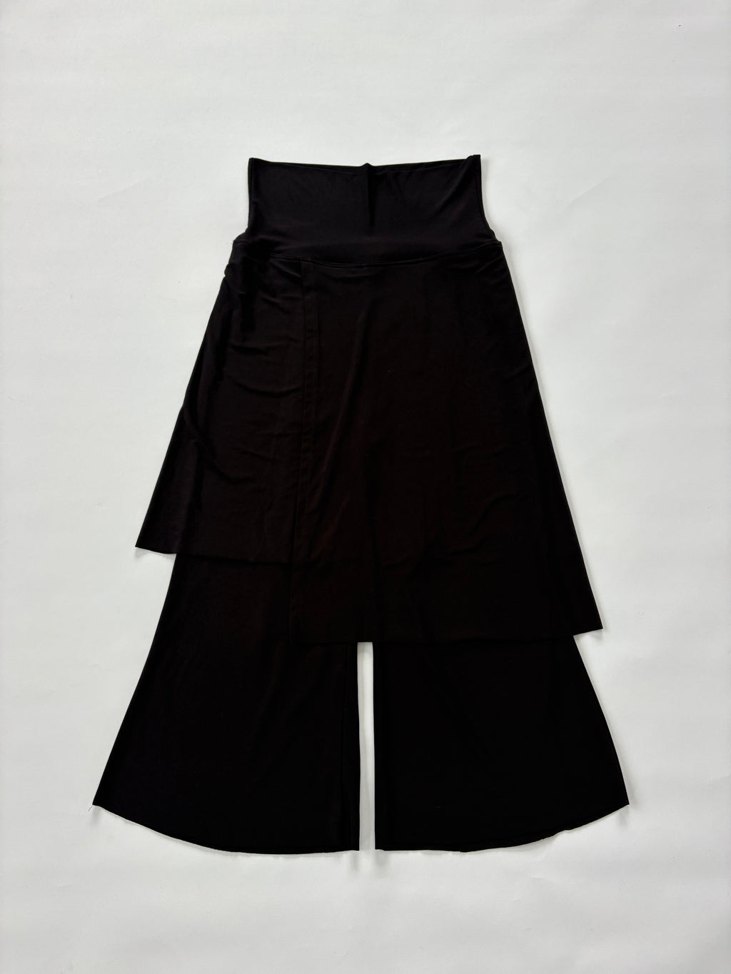 1205 / Black Skirt Over Capri Pants