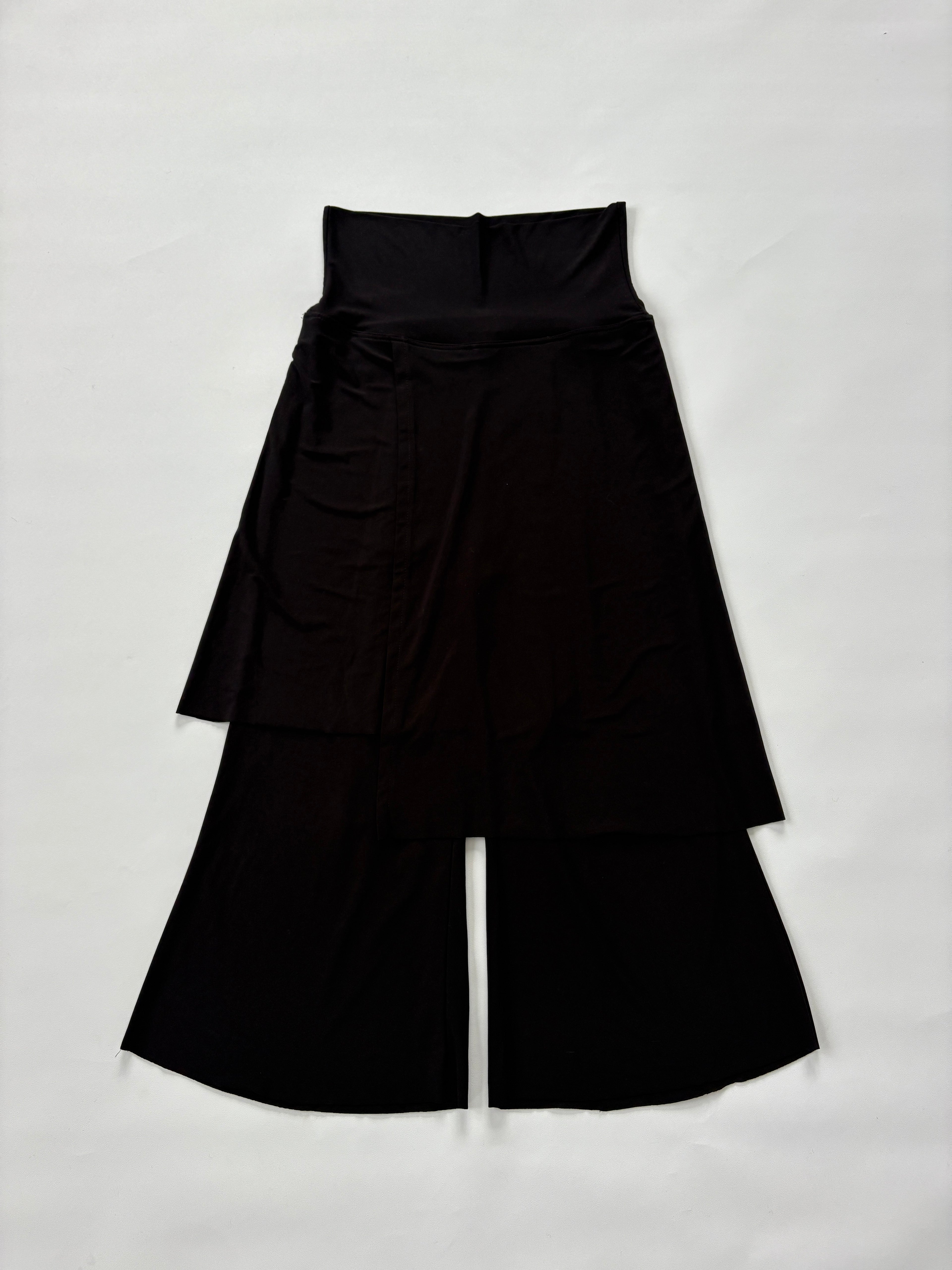1205 / Black Skirt Over Capri Pants