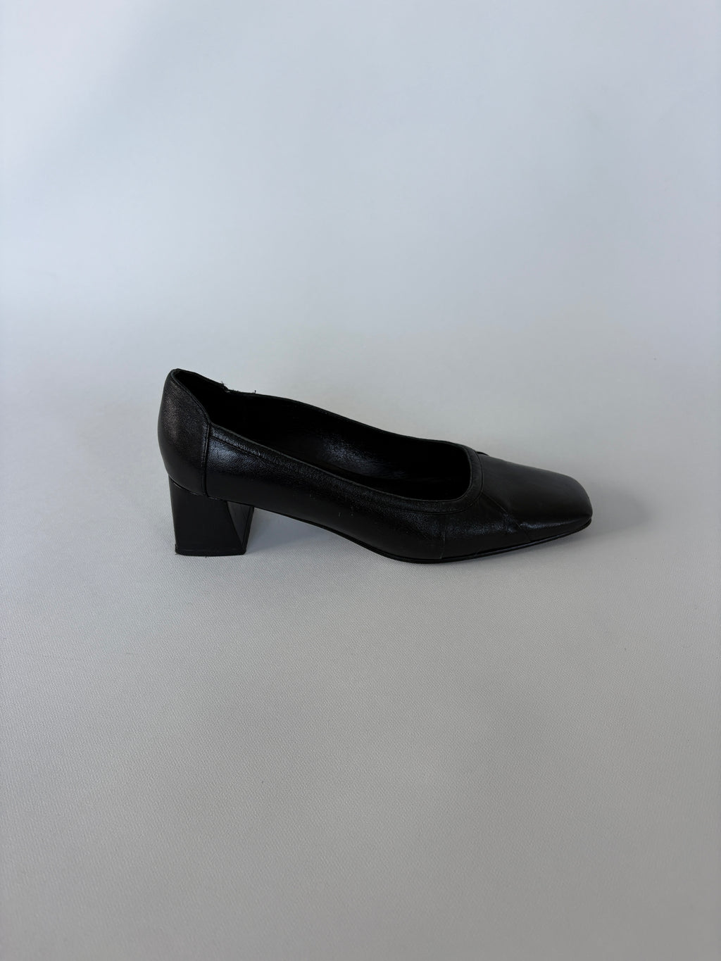 1293 / Vintage Black Square Toe Heels