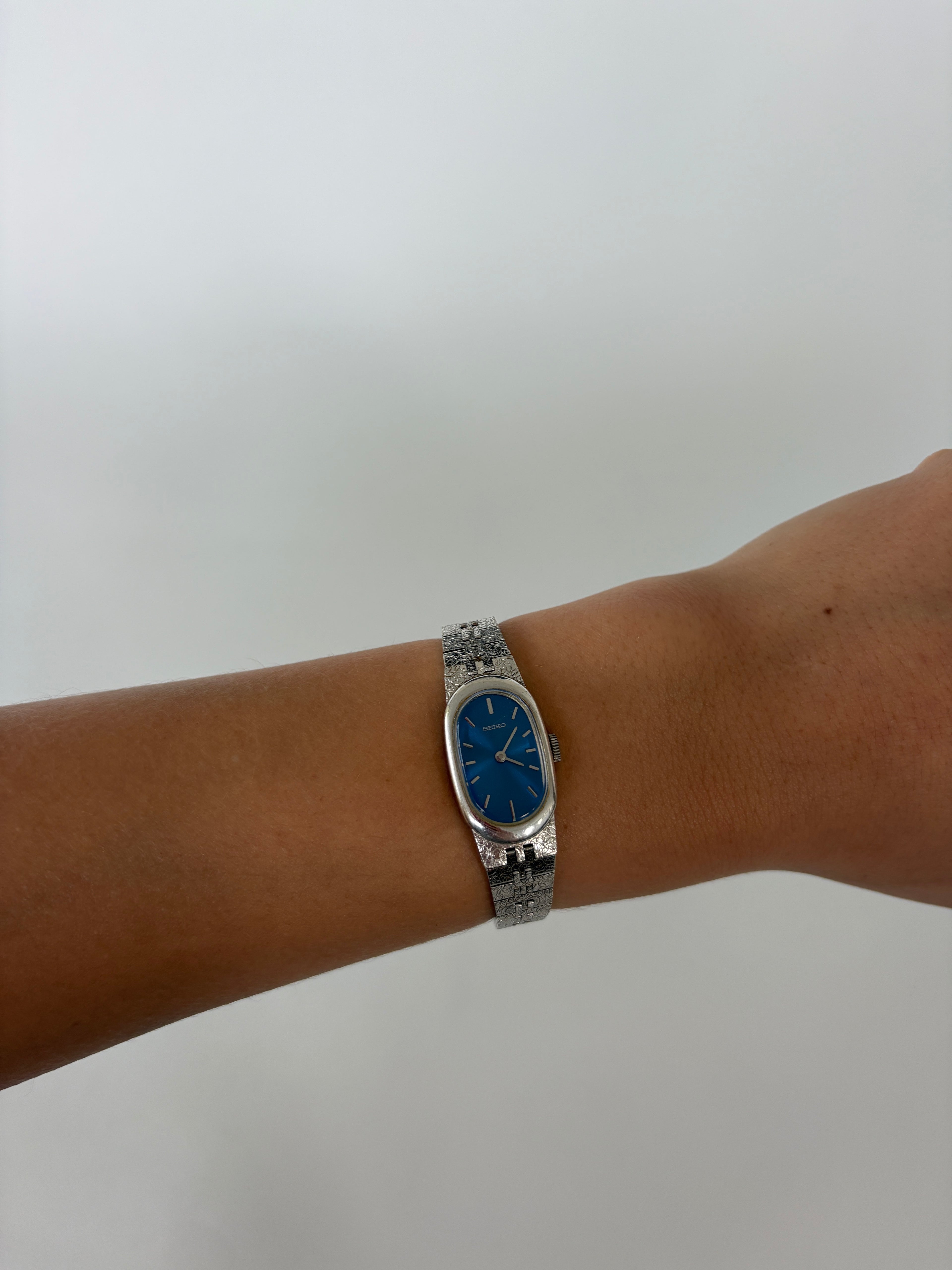 🔒1386 / Seiko Silver Watch w/ Blue Face