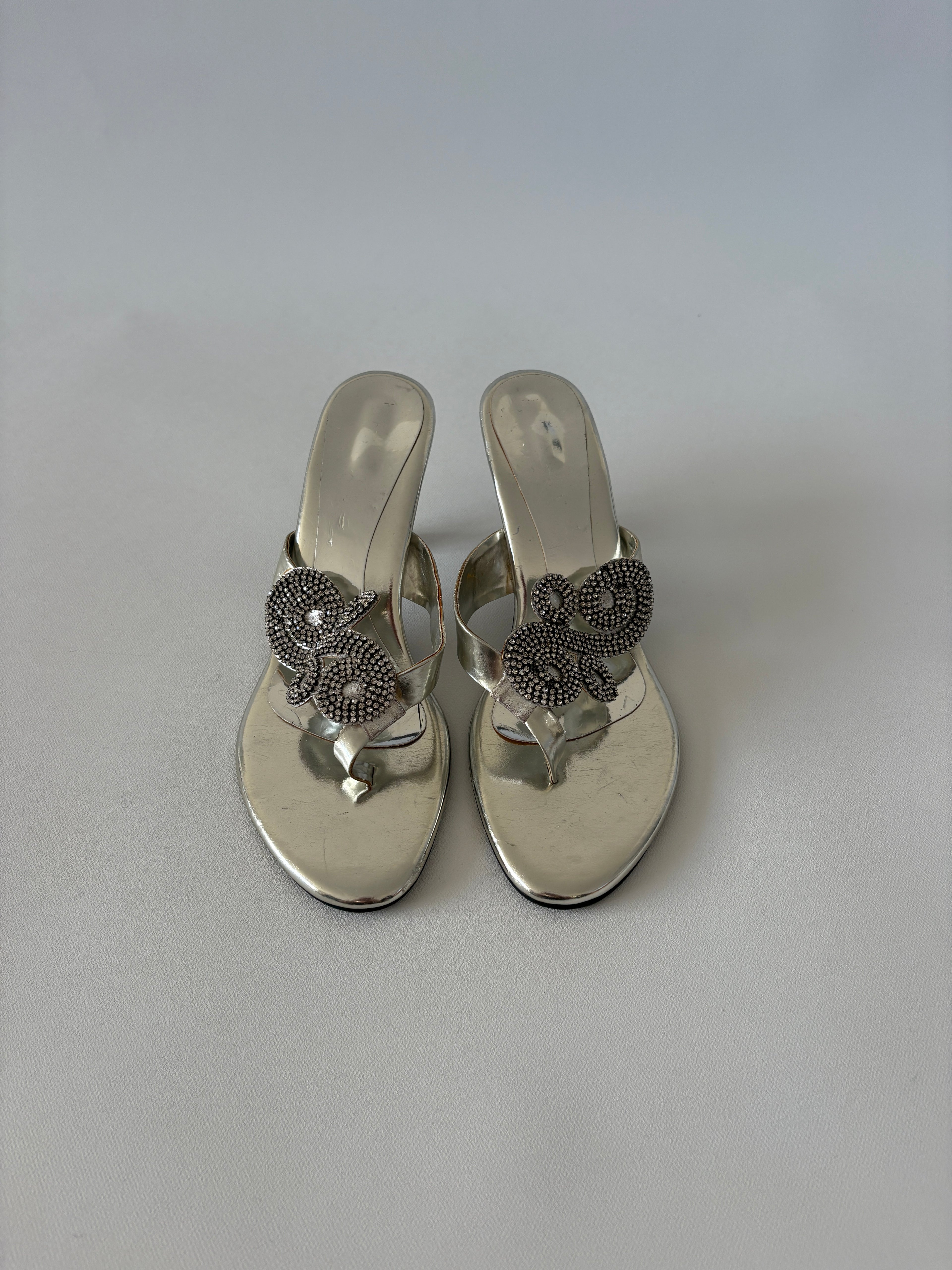 18 / Vintage Silver Kitten Heels w/ Sparkly Embellishment