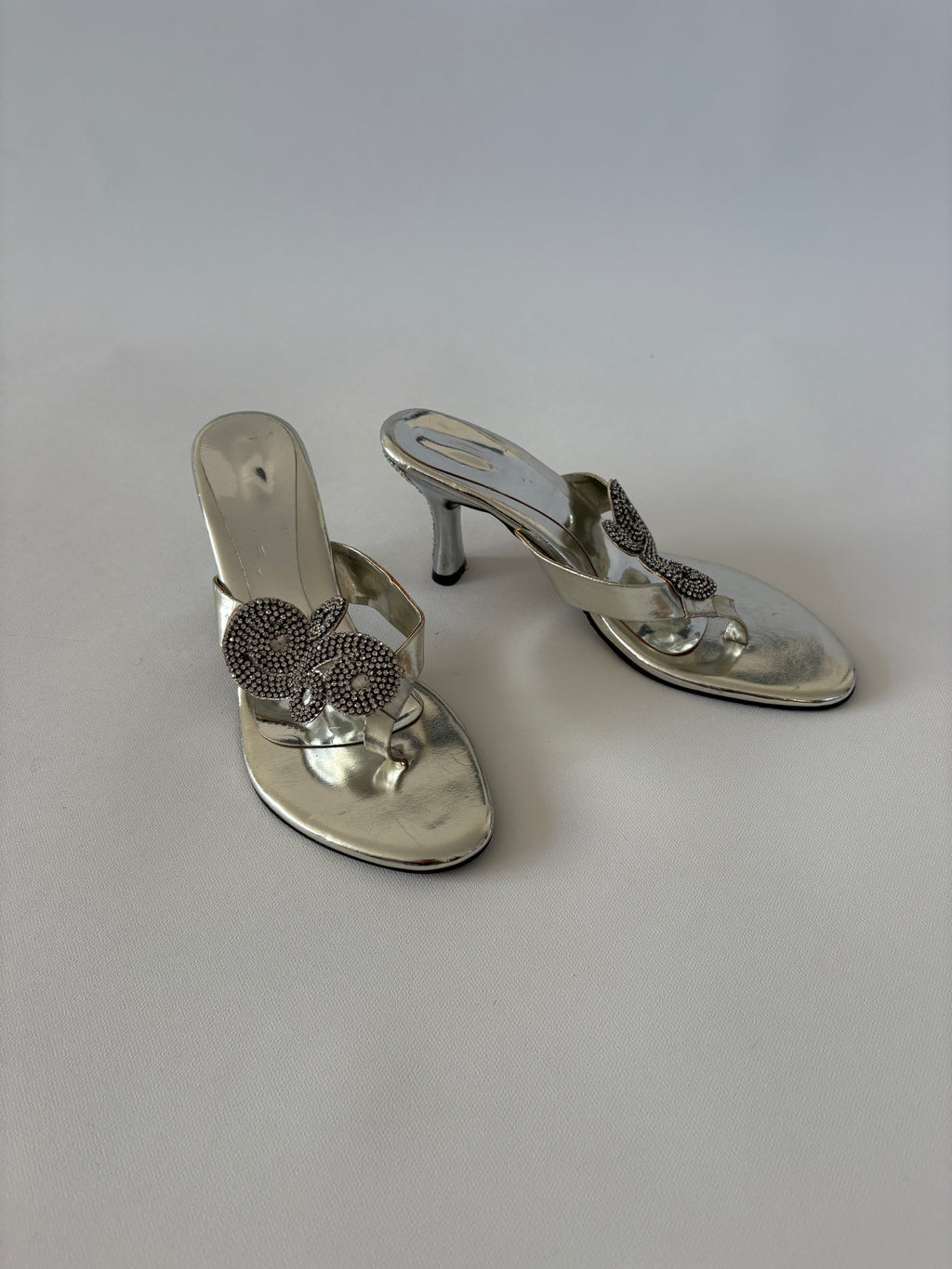 18 / Vintage Silver Kitten Heels w/ Sparkly Embellishment