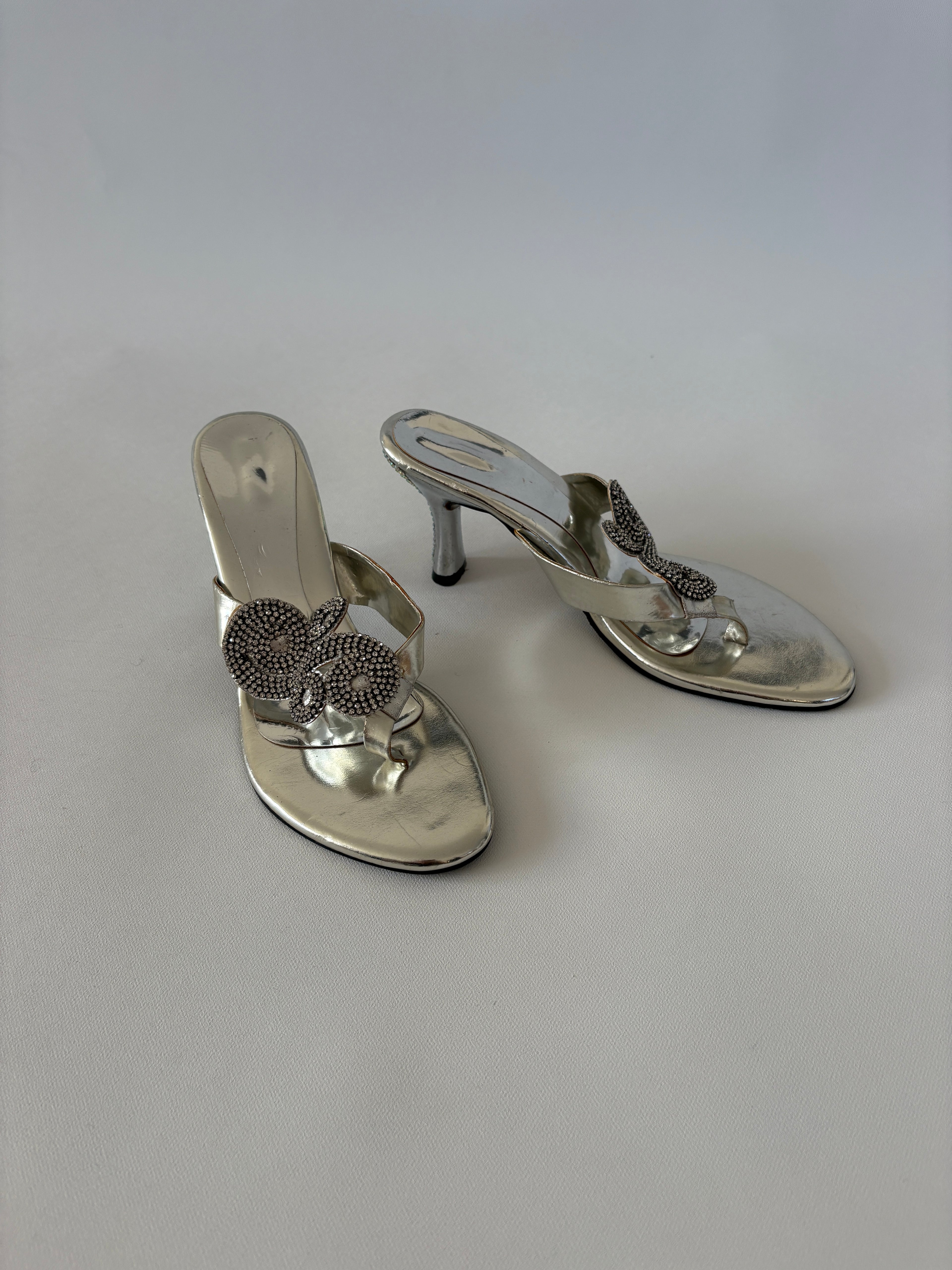 18 / Vintage Silver Kitten Heels w/ Sparkly Embellishment