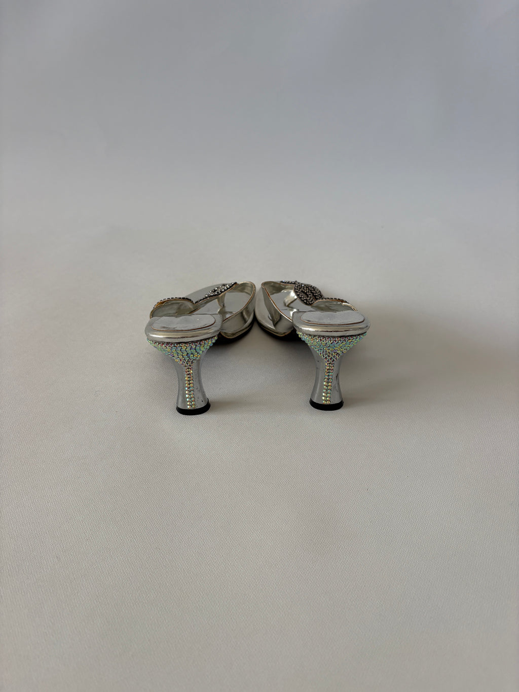 18 / Vintage Silver Kitten Heels w/ Sparkly Embellishment