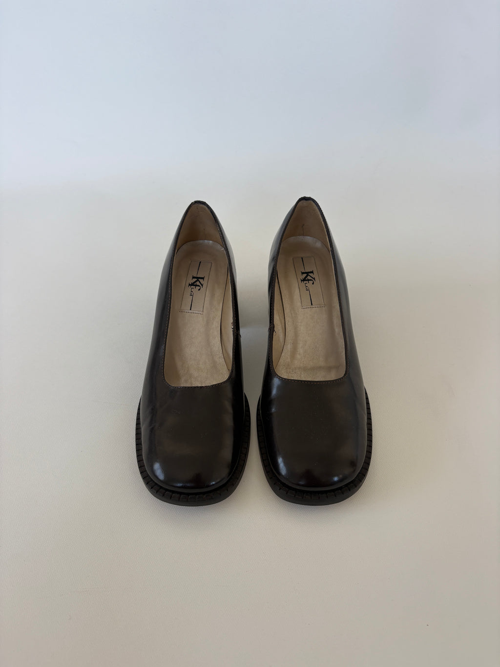 278 / Brown Round Square Toe Heels