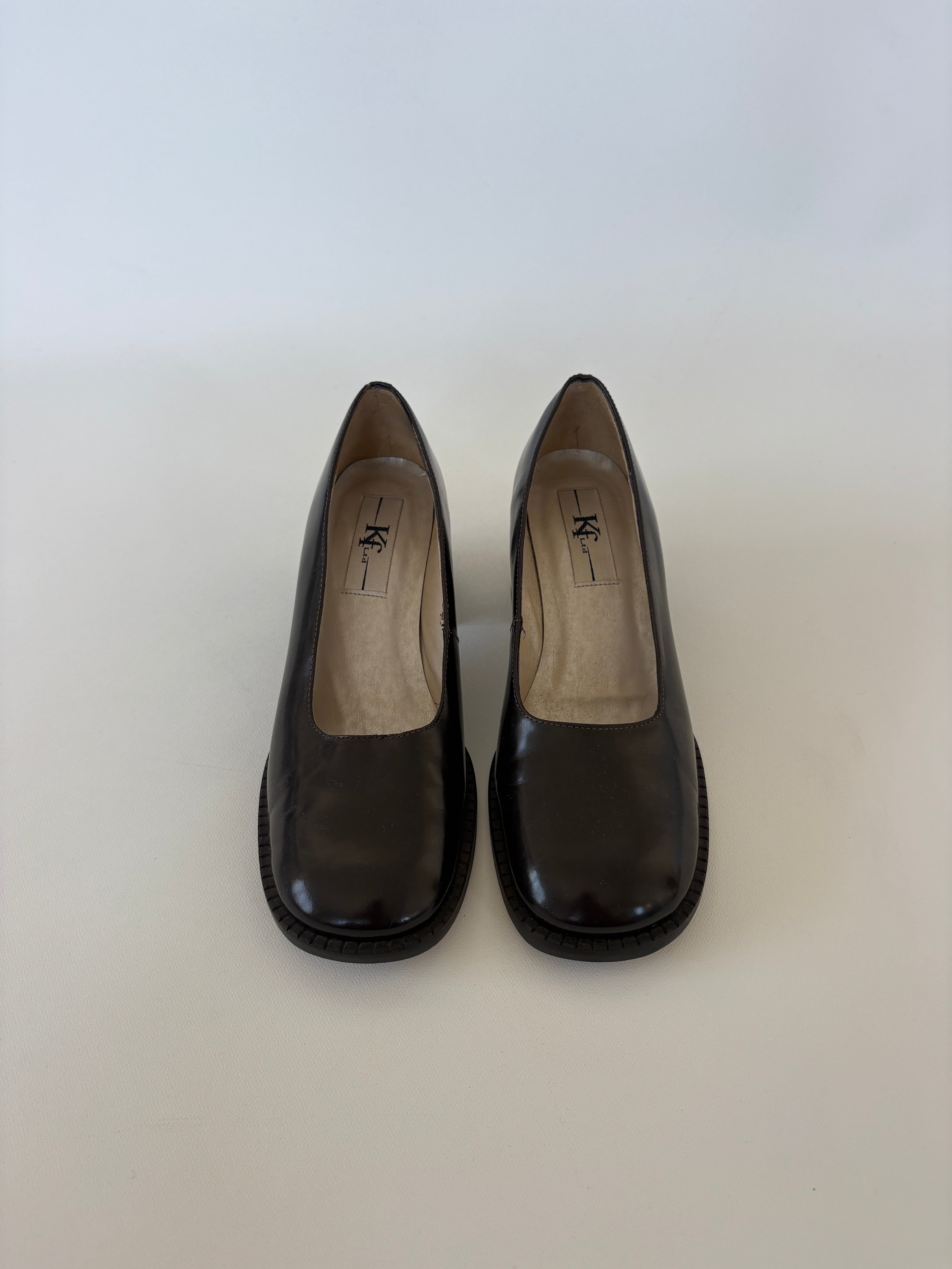 278 / Brown Round Square Toe Heels