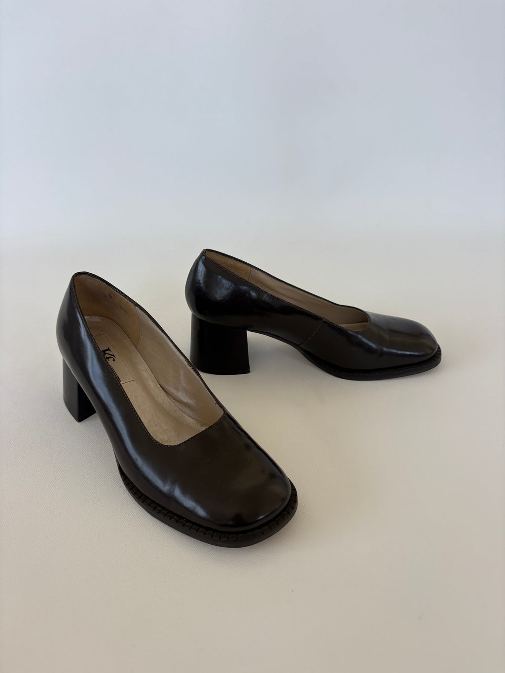 278 / Brown Round Square Toe Heels