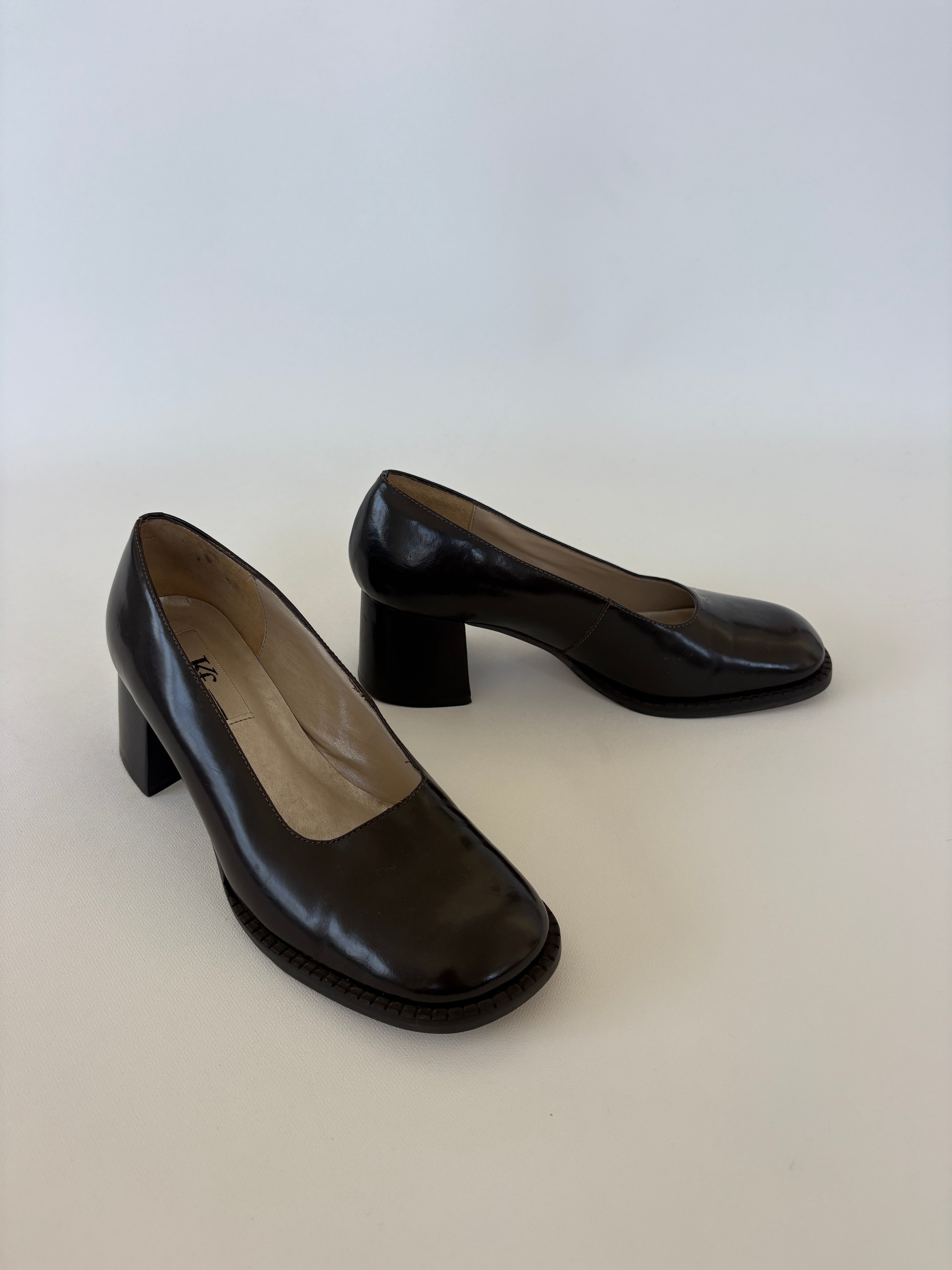 278 / Brown Round Square Toe Heels