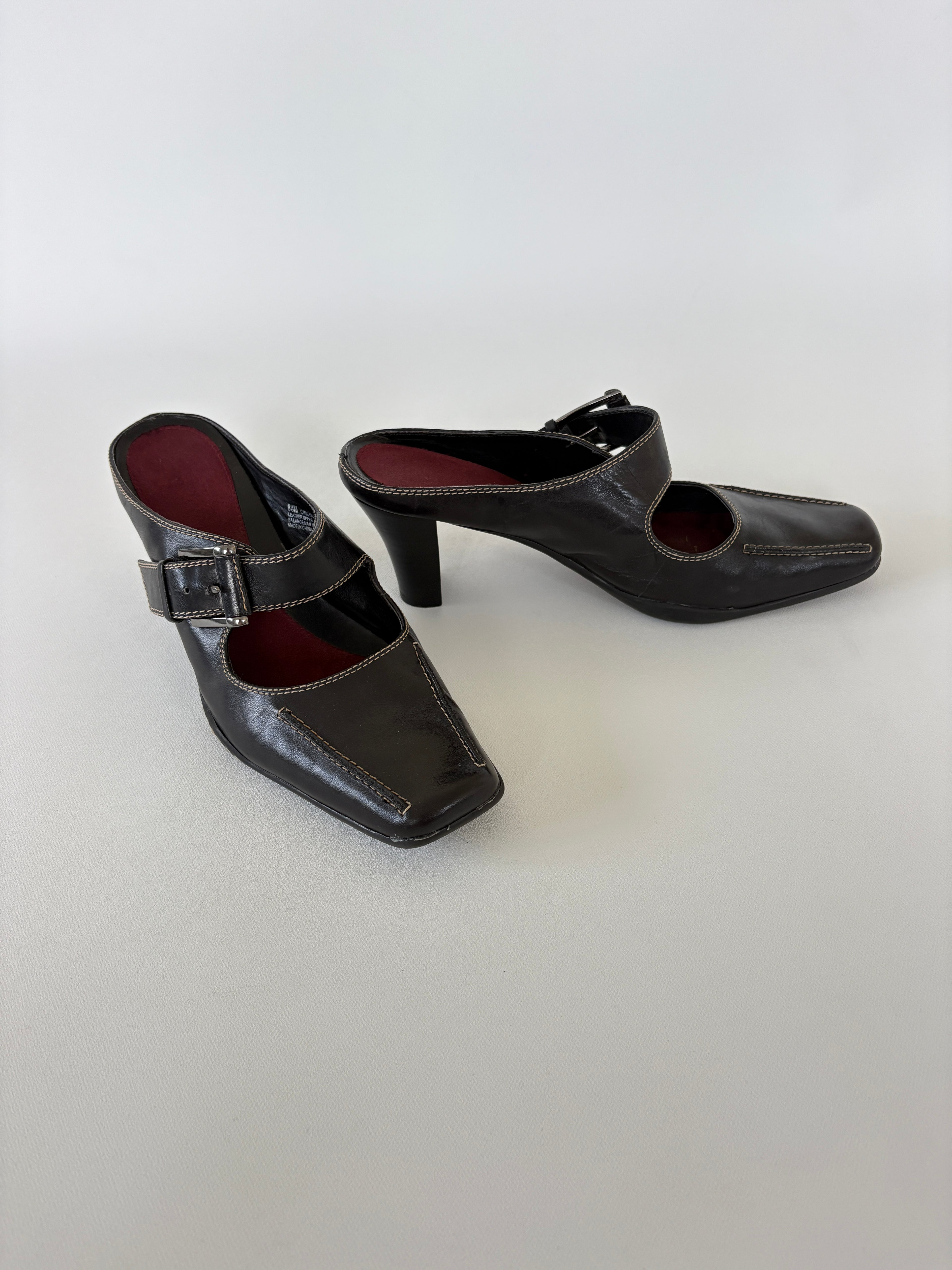 292 / Brown Heels w/ Cream Stitching & Buckles