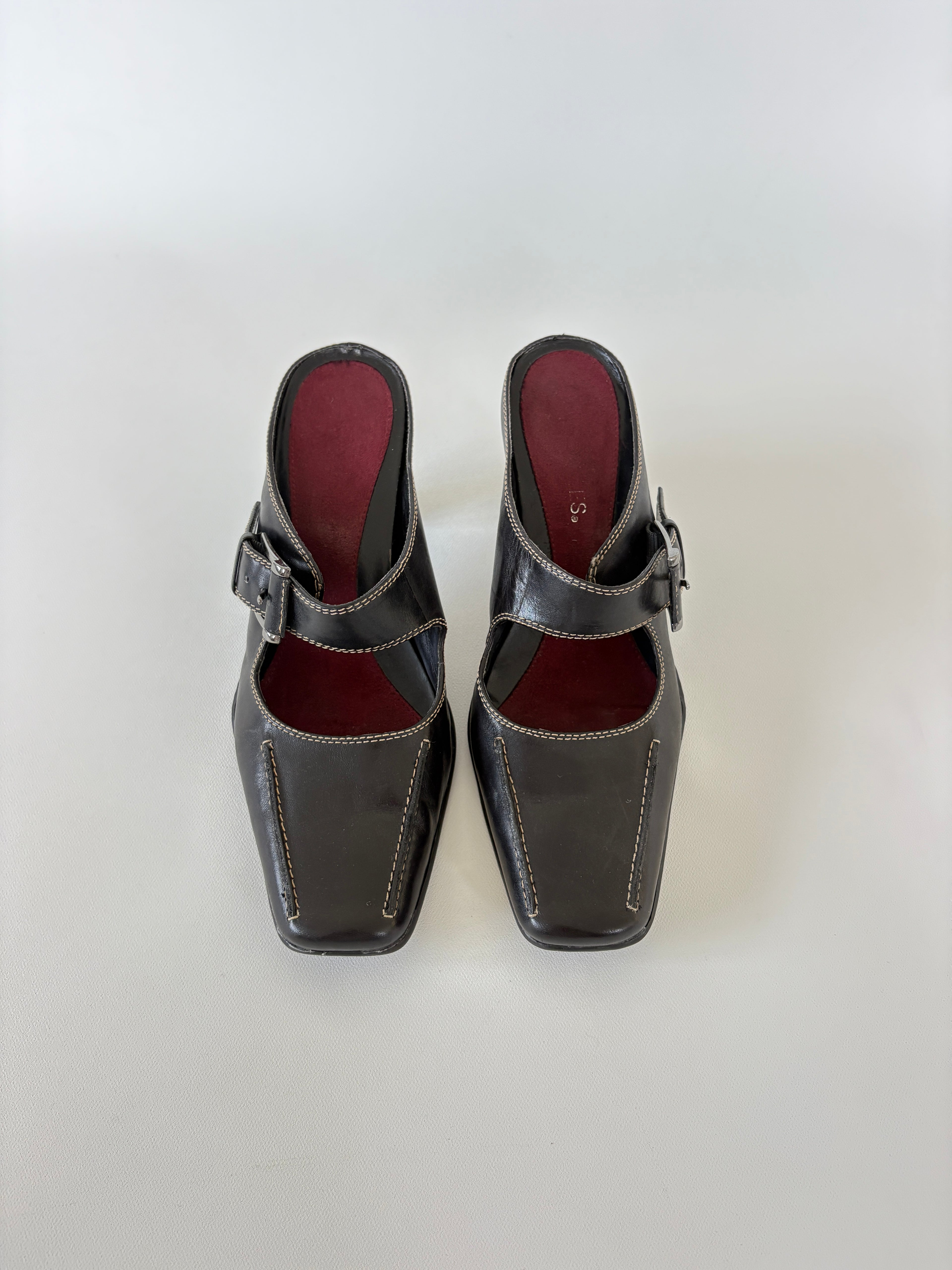 292 / Brown Heels w/ Cream Stitching & Buckles