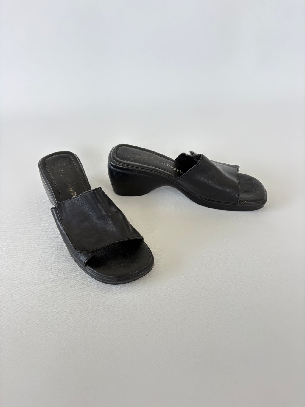 519 / Vintage Hush Puppies Black Velcro Slides