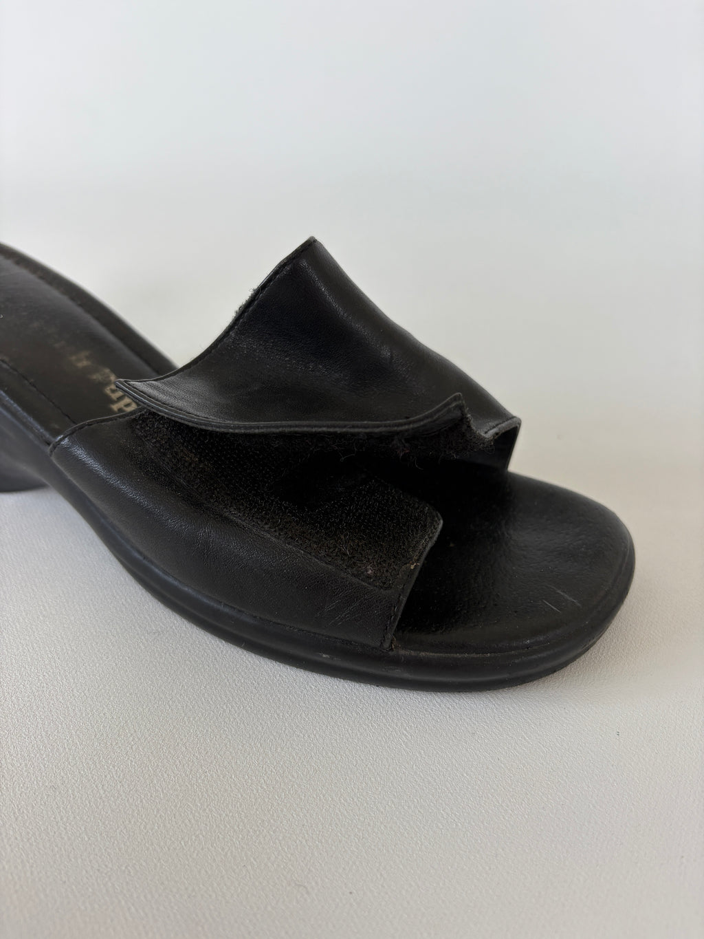 519 / Vintage Hush Puppies Black Velcro Slides