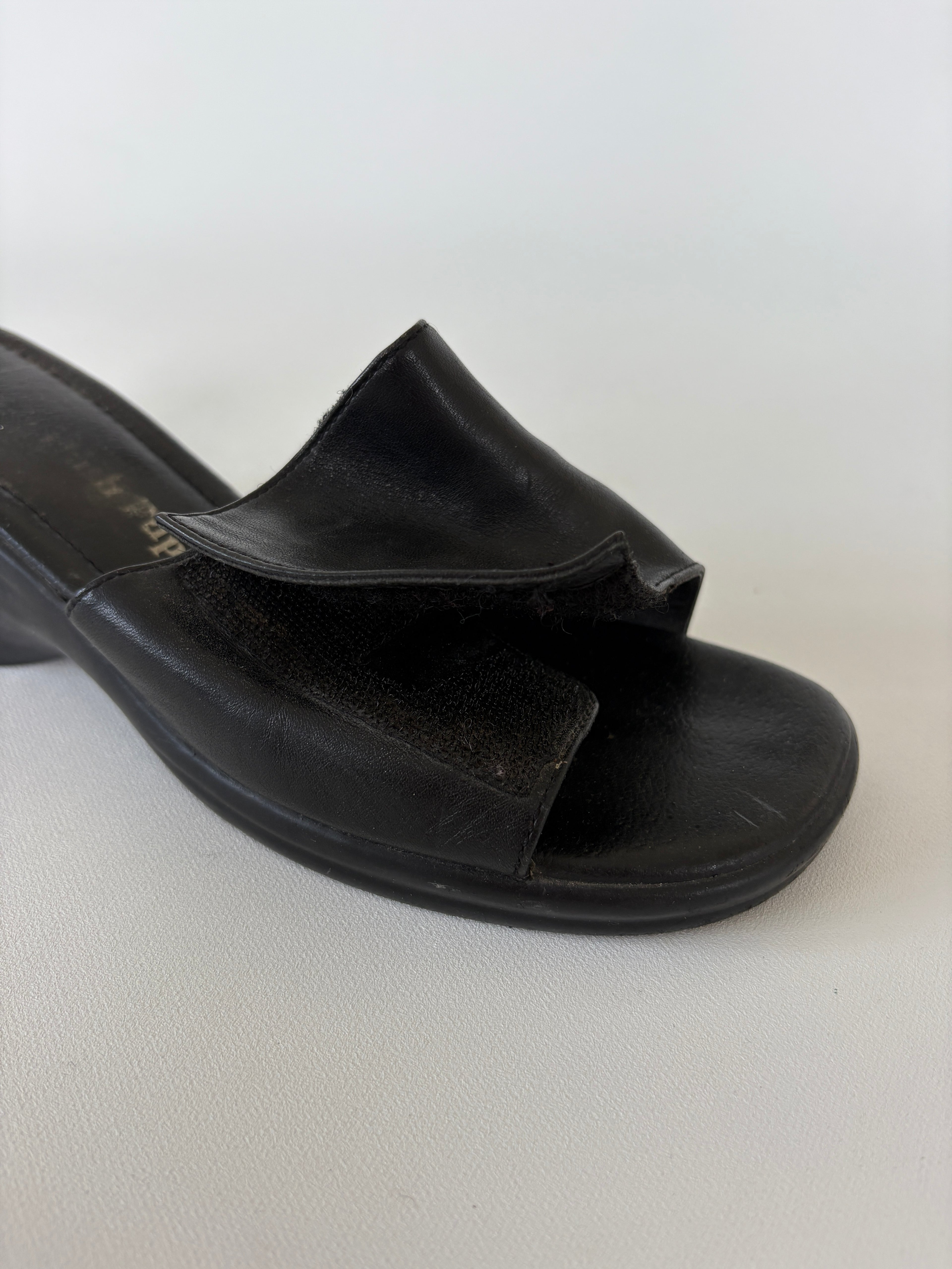 519 / Vintage Hush Puppies Black Velcro Slides
