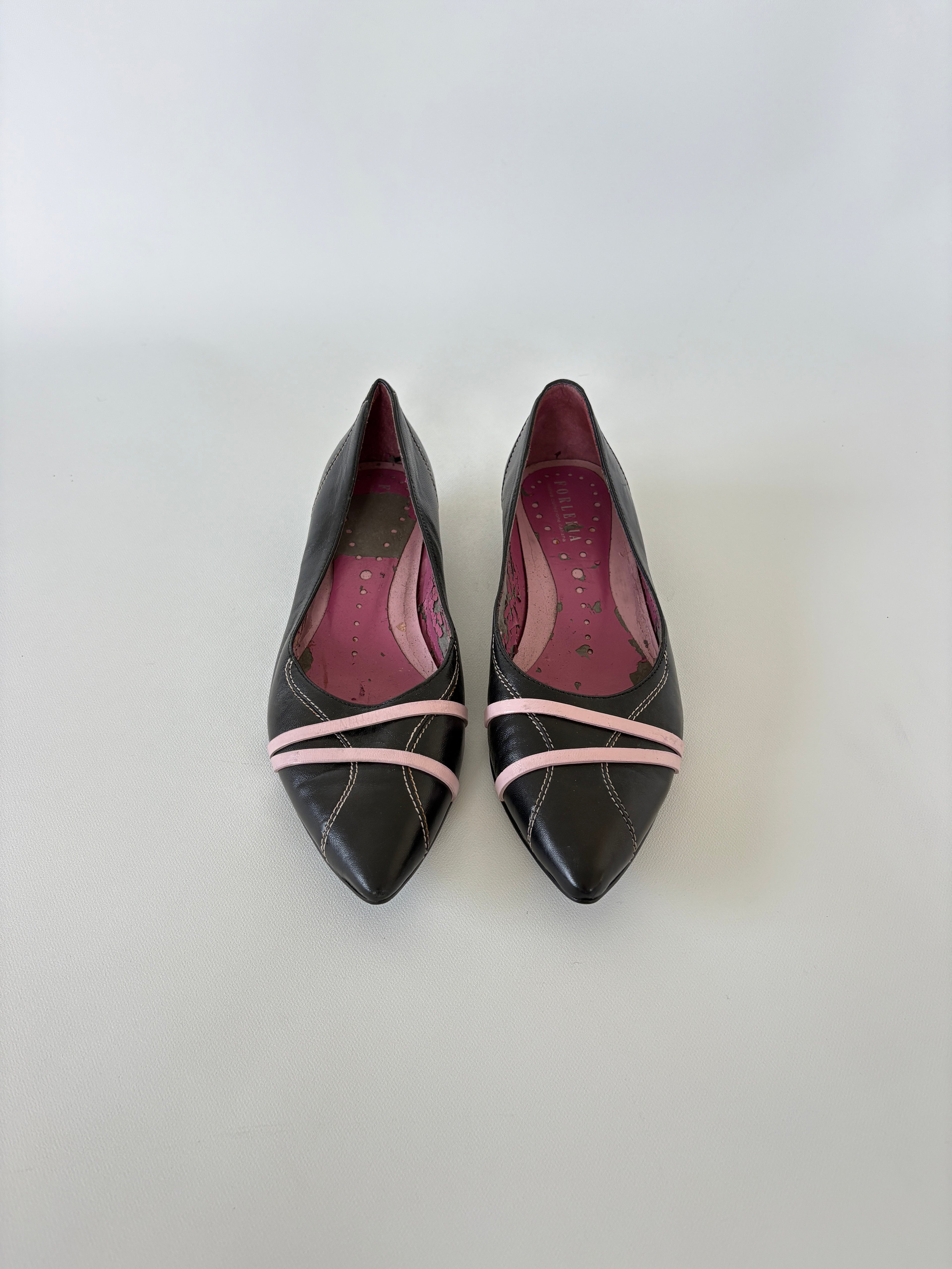 520 / Vintage Black and Pink Pointed Toe Flats