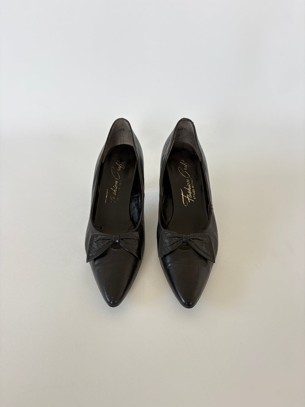 🔒 766 / Vintage Black Leather Pointed Toe Heels w/ Bow Detail