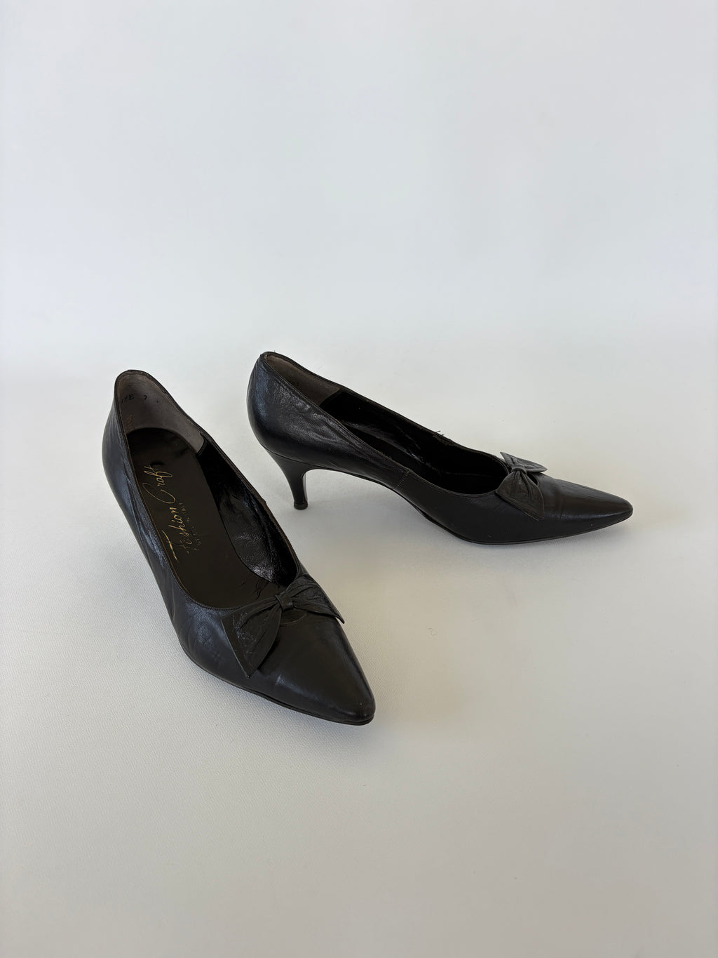 🔒 766 / Vintage Black Leather Pointed Toe Heels w/ Bow Detail