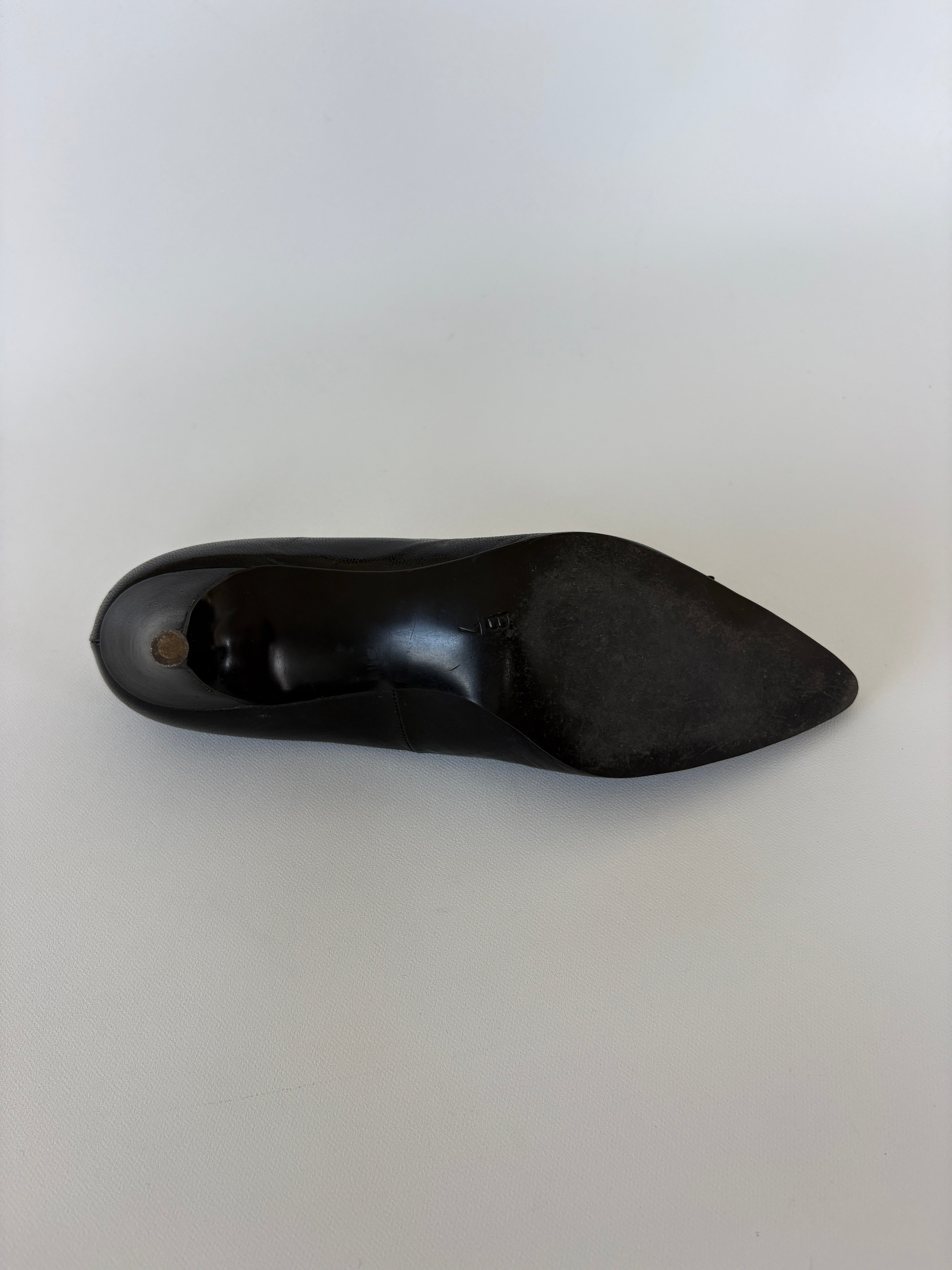 🔒 766 / Vintage Black Leather Pointed Toe Heels w/ Bow Detail