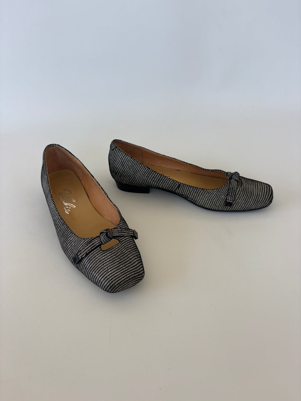 🔒882 / Black & White Square Toe Flats