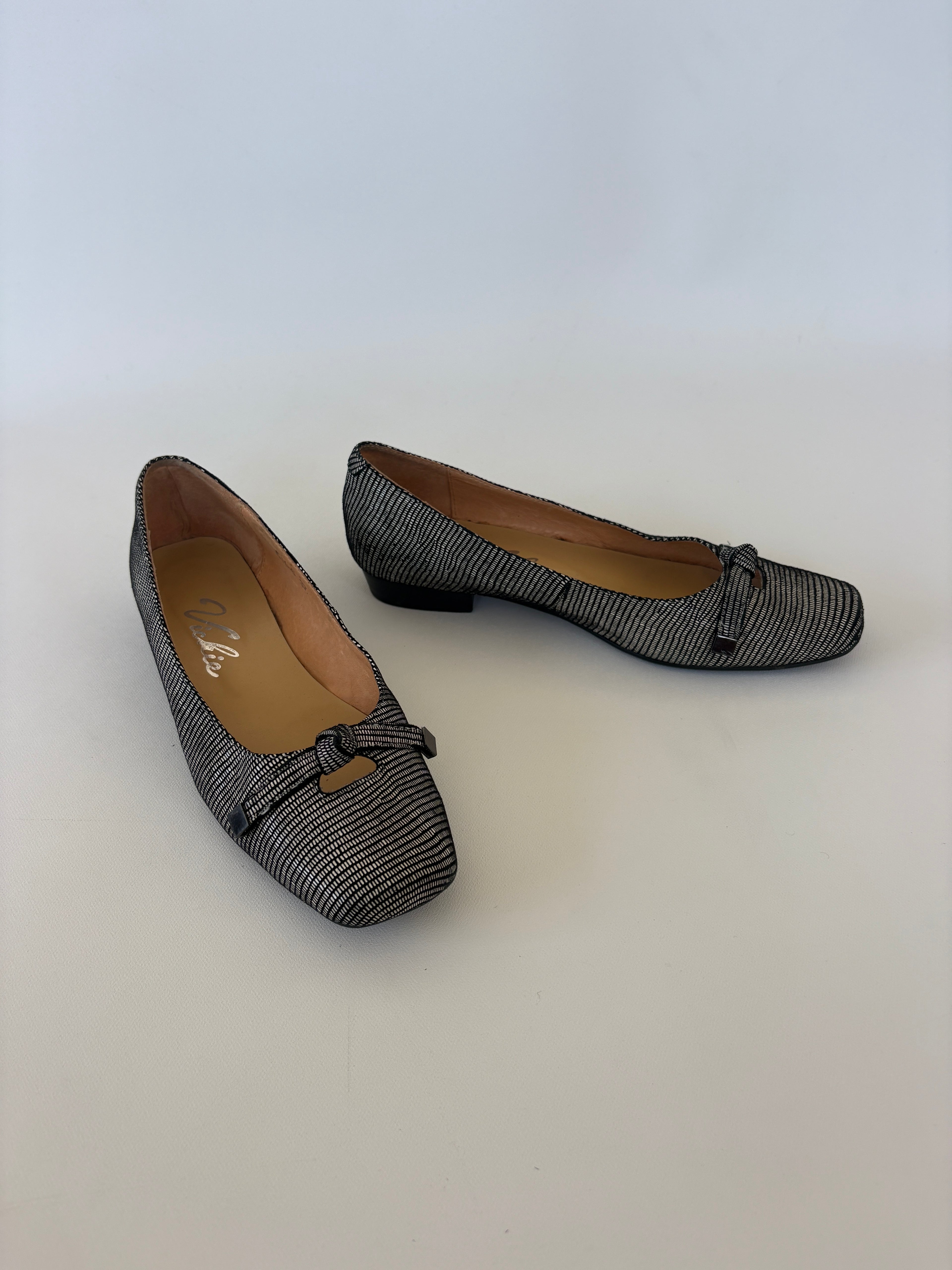 🔒882 / Black & White Square Toe Flats