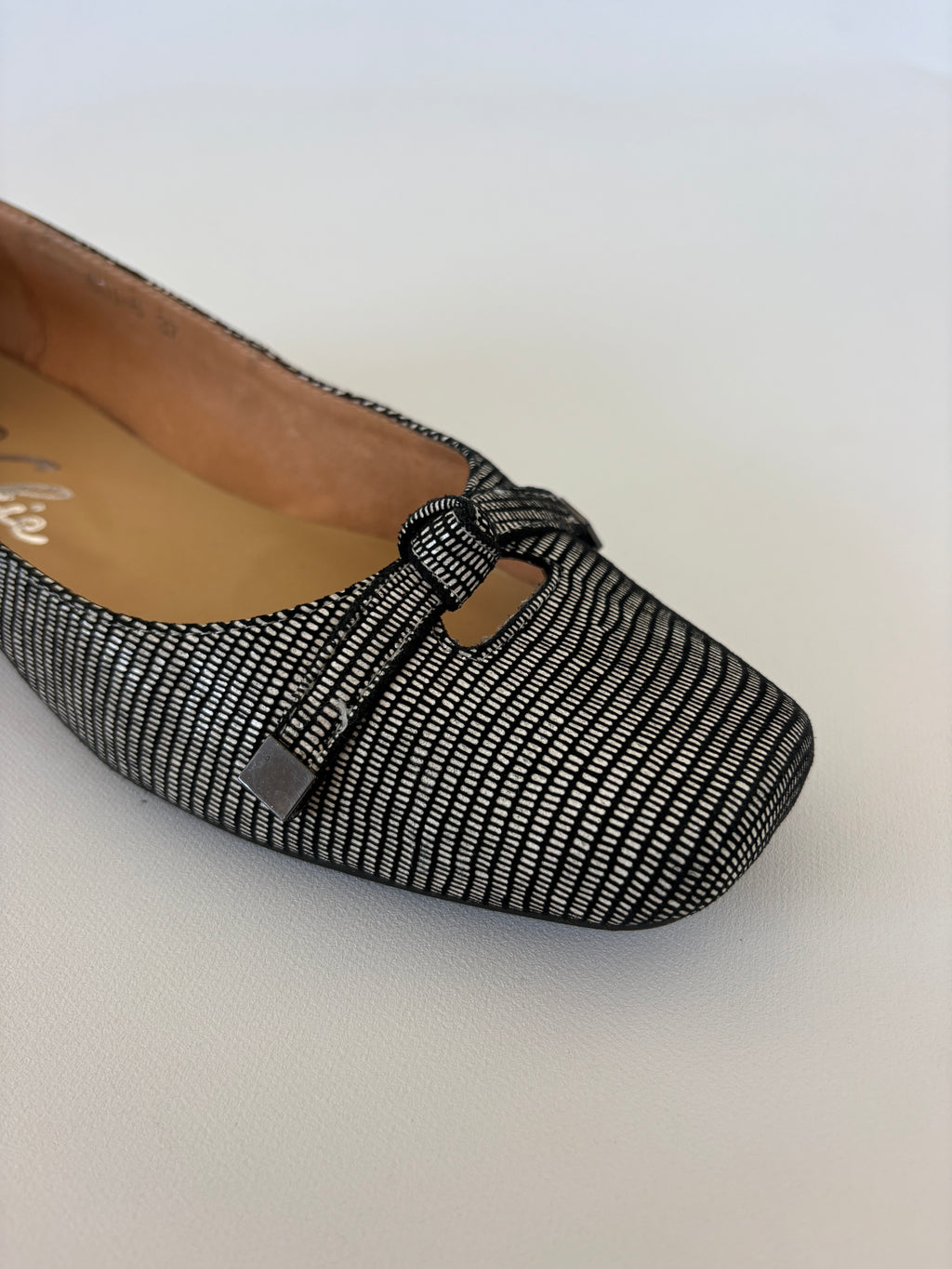 🔒882 / Black & White Square Toe Flats