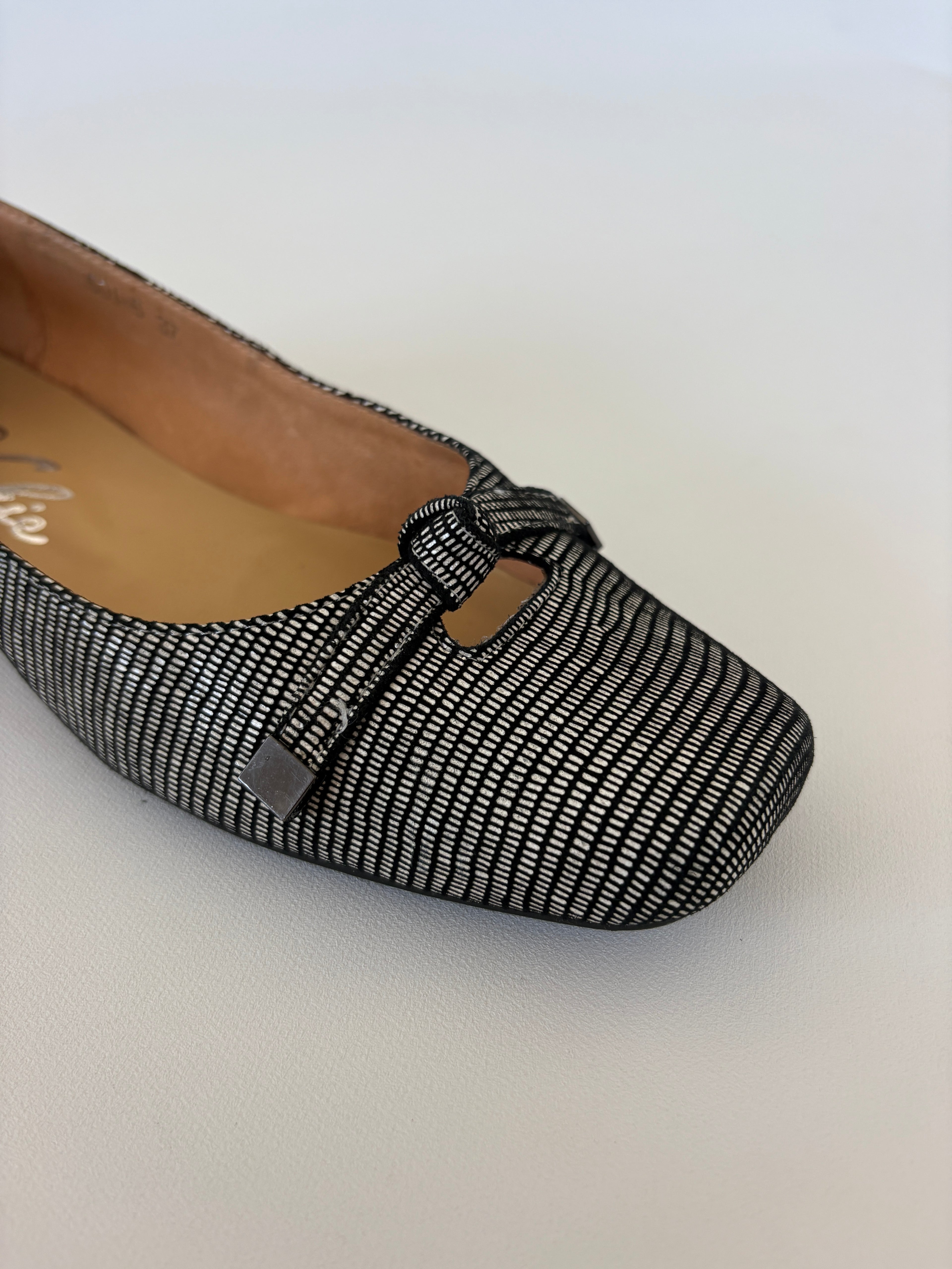 🔒882 / Black & White Square Toe Flats