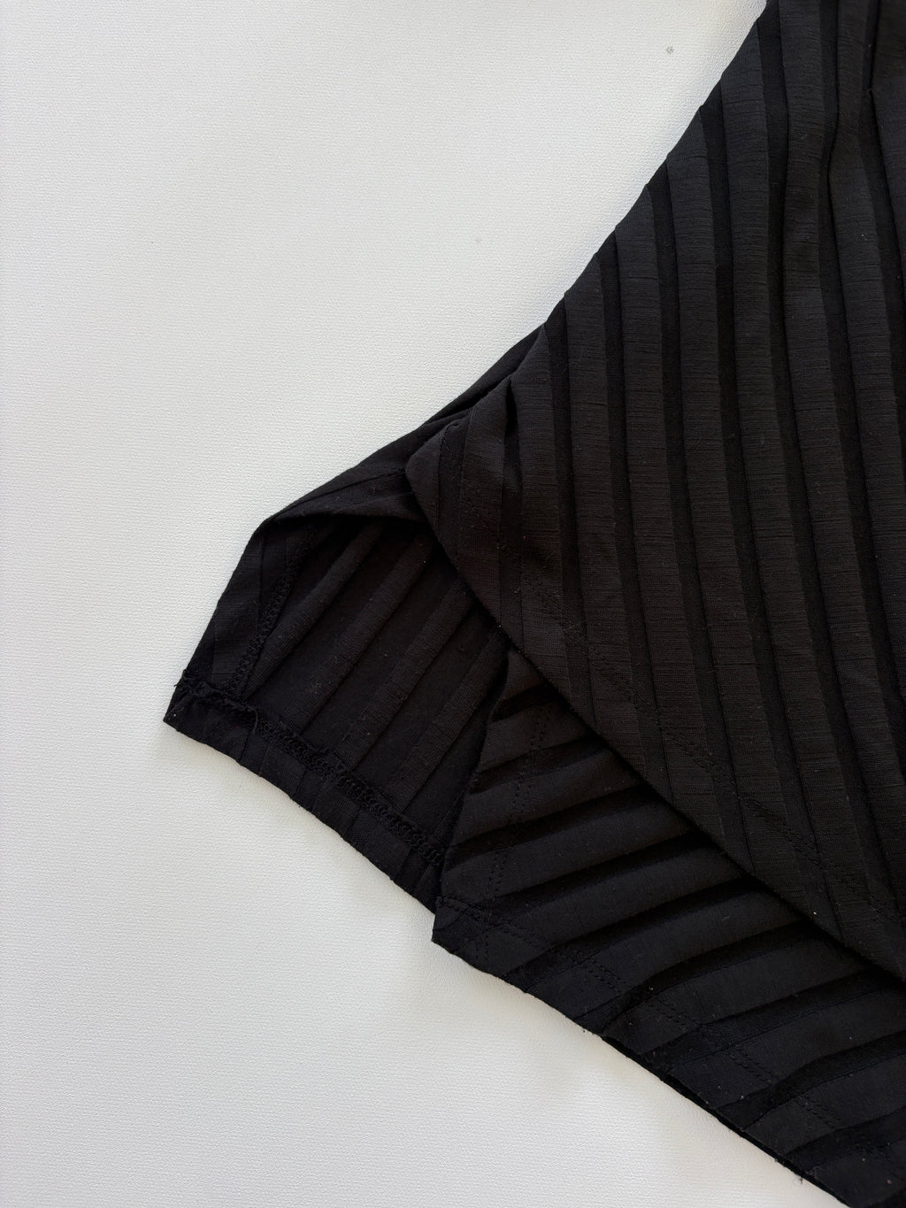 884 / Black Ribbed Quarter Sleeve